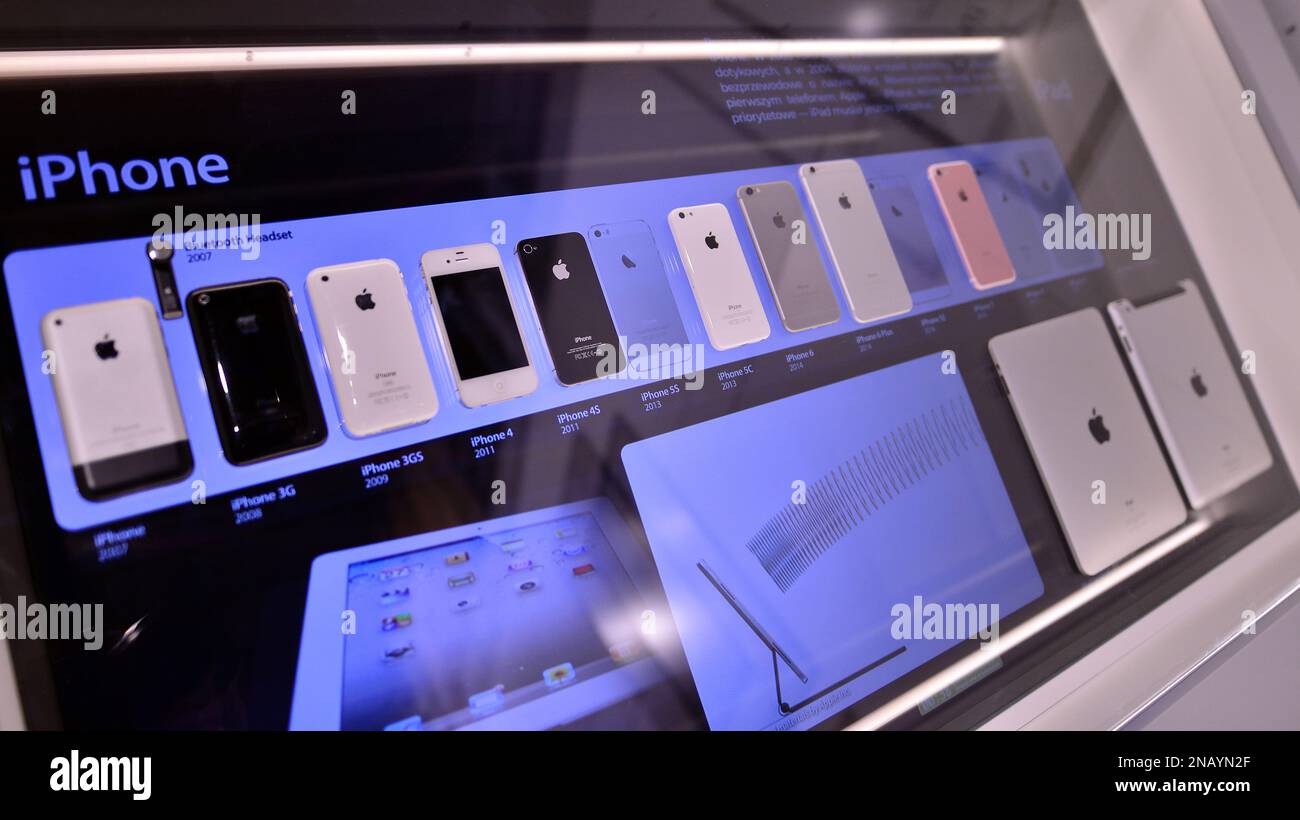 Varsavia, Polonia. 10 febbraio 2023. All'interno del Museo Apple. Collezione iPhone. Foto Stock