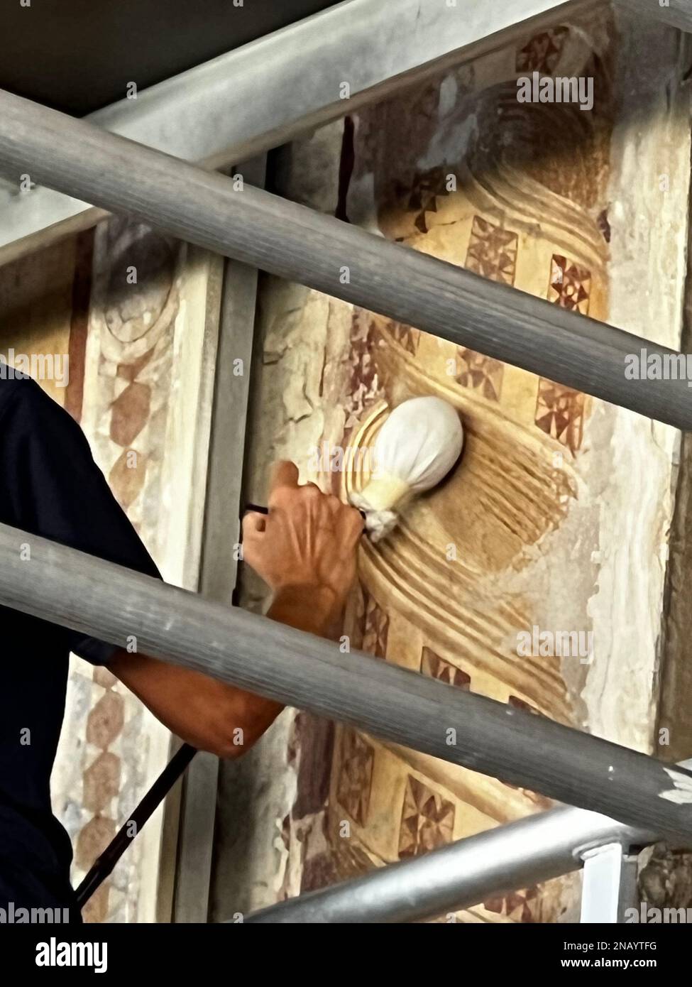 Un artista ripristina un affresco sbiadito nel corridoio interno dell'edificio principale di campo Santo a Pisa. L'edificio contiene alcune belle franche Foto Stock