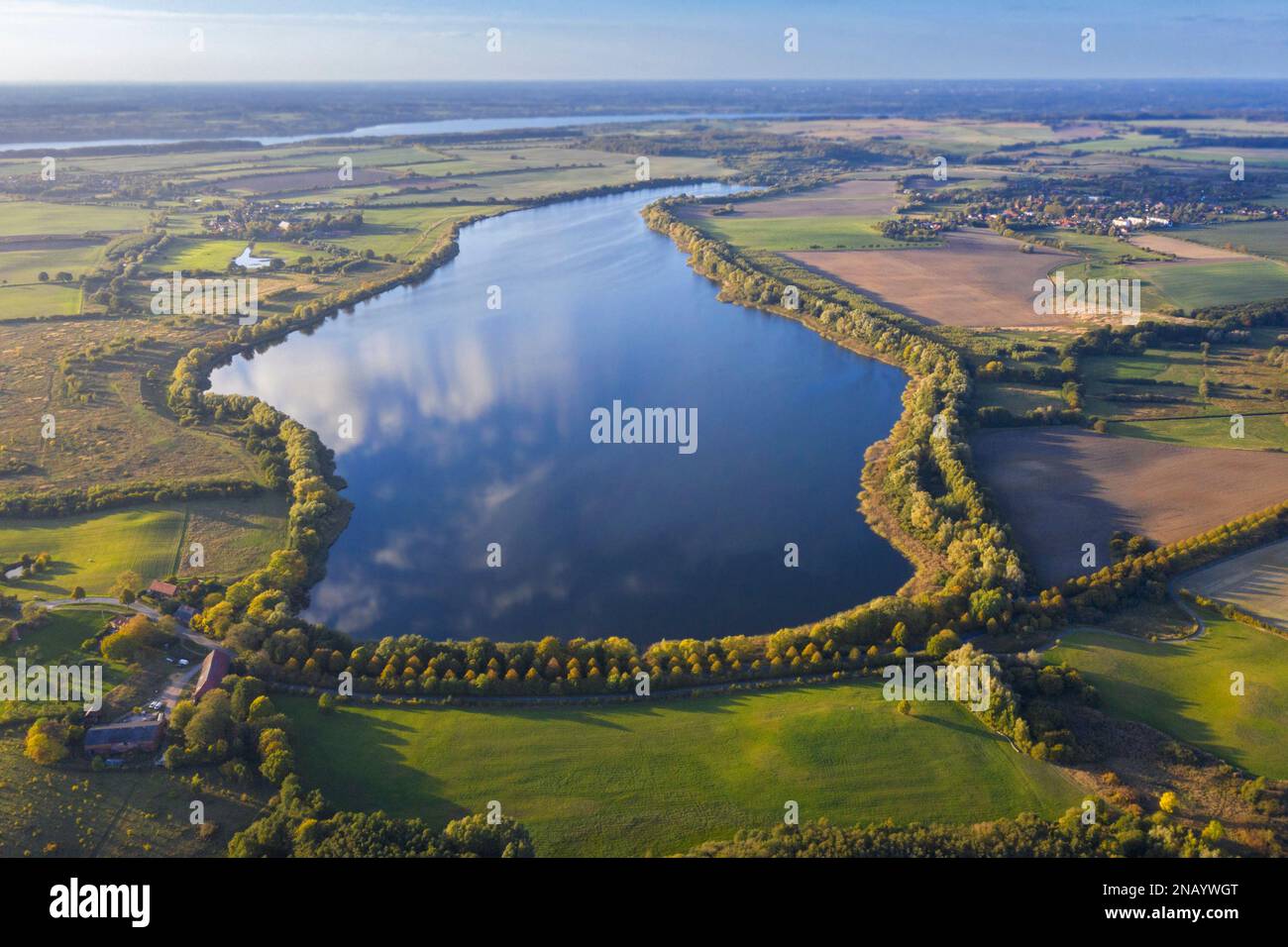 Vista aerea sul lago di Mechowsee / Große Mechowsee vicino a Feldberg in autunno / autunno, Meclemburgo-Pomerania anteriore, Germania Foto Stock