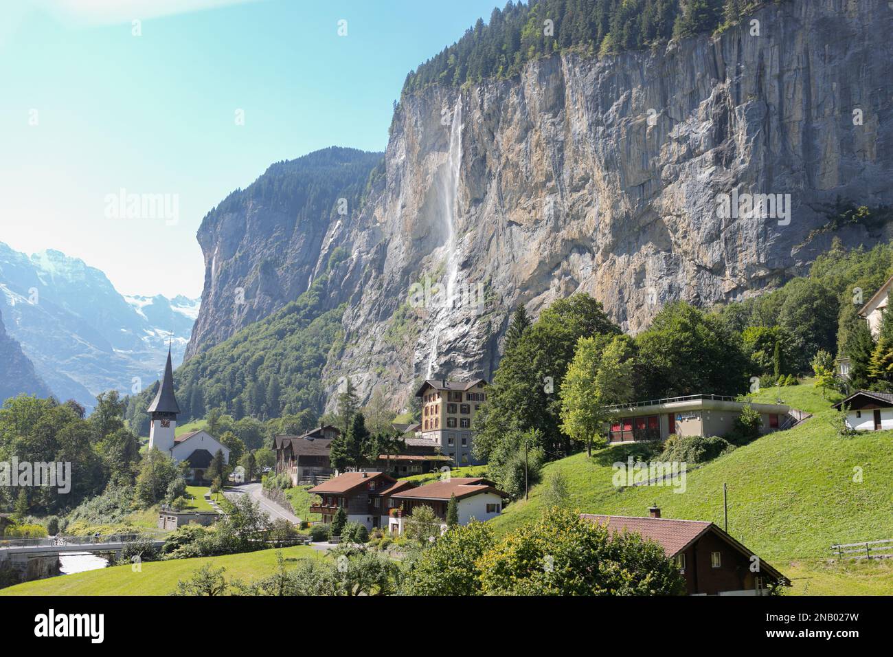 Veduta di tutto il villaggio di Lauterbrunnen dal treno svizzero che sale a Mannlichen. Scena di una cascata dalla Svizzera alp. Estate in Svizzera Foto Stock
