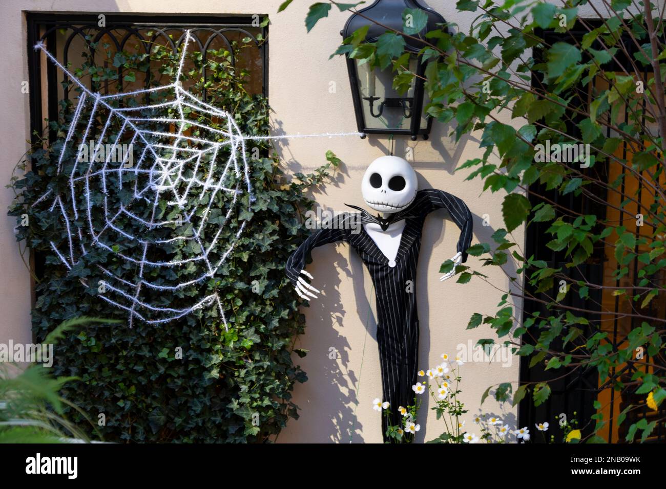 Le decorazioni annuali di Halloween sono decorate nell'Upper East Side Manhattan su 2022. Foto Stock