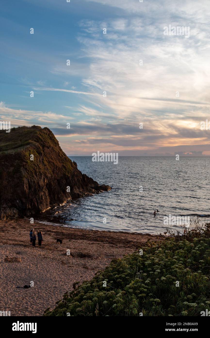 La vista sulla spiaggia di Mouthwell Sands al tramonto, Hope Cove, Devon, Regno Unito. Foto Stock