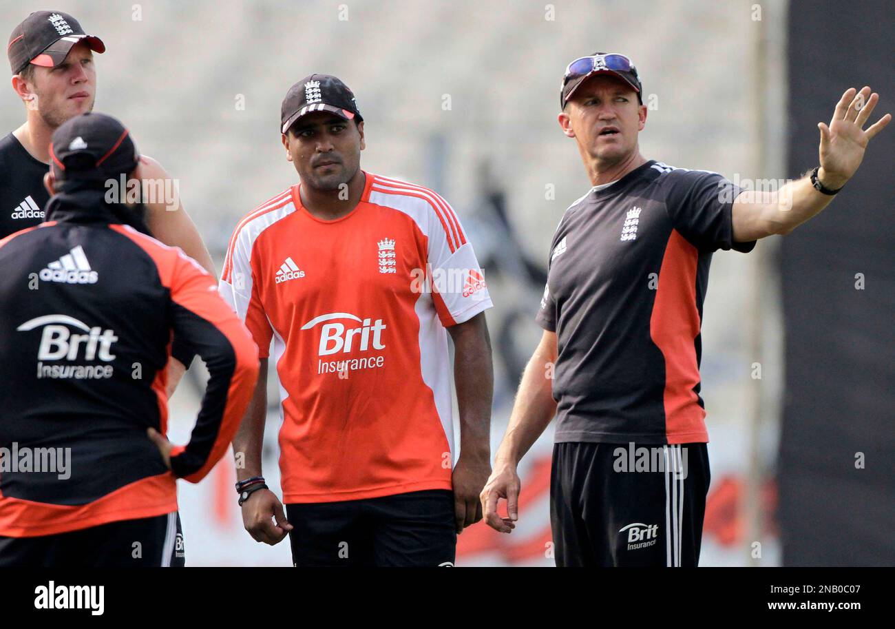 England cricket team coach Andy Flower, right, talks to his team members during net practice ahead to a T20 international cricket match against India in Kolkata, India, Friday, Oct. 28, 2011. The match is scheduled on Oct. 29. (AP Photo/Bikas Das) Foto Stock
