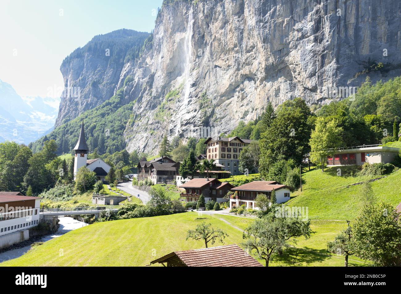 Veduta di tutto il villaggio di Lauterbrunnen dal treno svizzero che sale a Mannlichen. Scena di una cascata dalla Svizzera alp. Estate in Svizzera Foto Stock