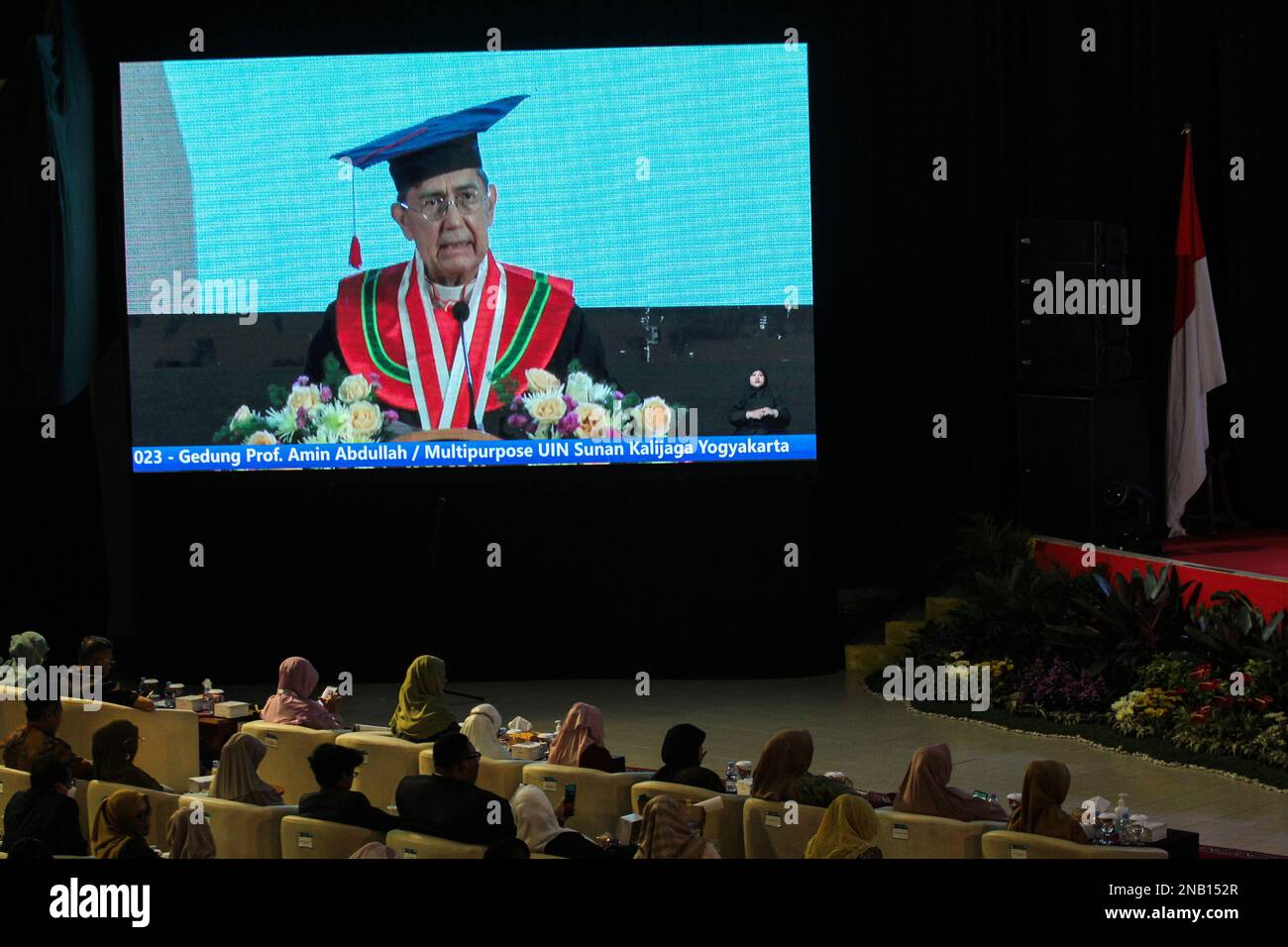 Yogyakarta, Yogyakarta, Indonesia. 13th Feb, 2023. Il Cardinale Miguel Angel Ayuso Guixot, Presidente del Pontificio Consiglio per il dialogo Interreligioso in Vaticano, M.C.J., ha tenuto un discorso alla sessione dell'Università Statale Islamica di Sunan Kalijaga Yogyakarta, Indonesia, sul conferimento di una laurea onoraria o honoris causa su di lui. Tre figure religiose hanno ricevuto il titolo onorario di Dottor Honoris causa (Dr HC) da questa università islamica. Sono Presidente del Pontificio Consiglio per il dialogo Interreligioso Vaticano Cardinale Miguel Ãngel Ayuso Guixot MCCJ (Cattolico), Presidente Foto Stock