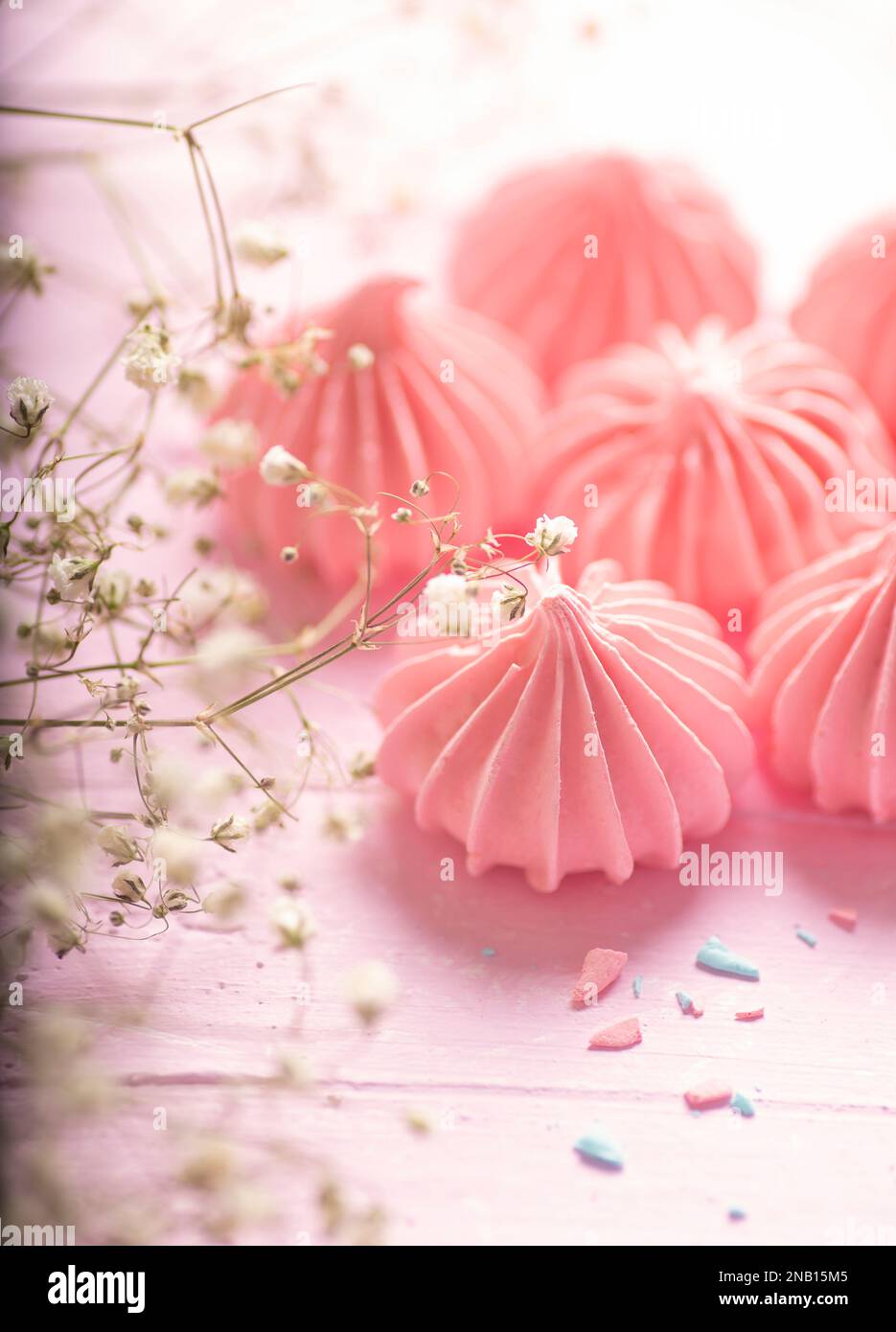 Concedetevi la delicata e ariosa dolcezza di queste meringhe rosa Foto Stock