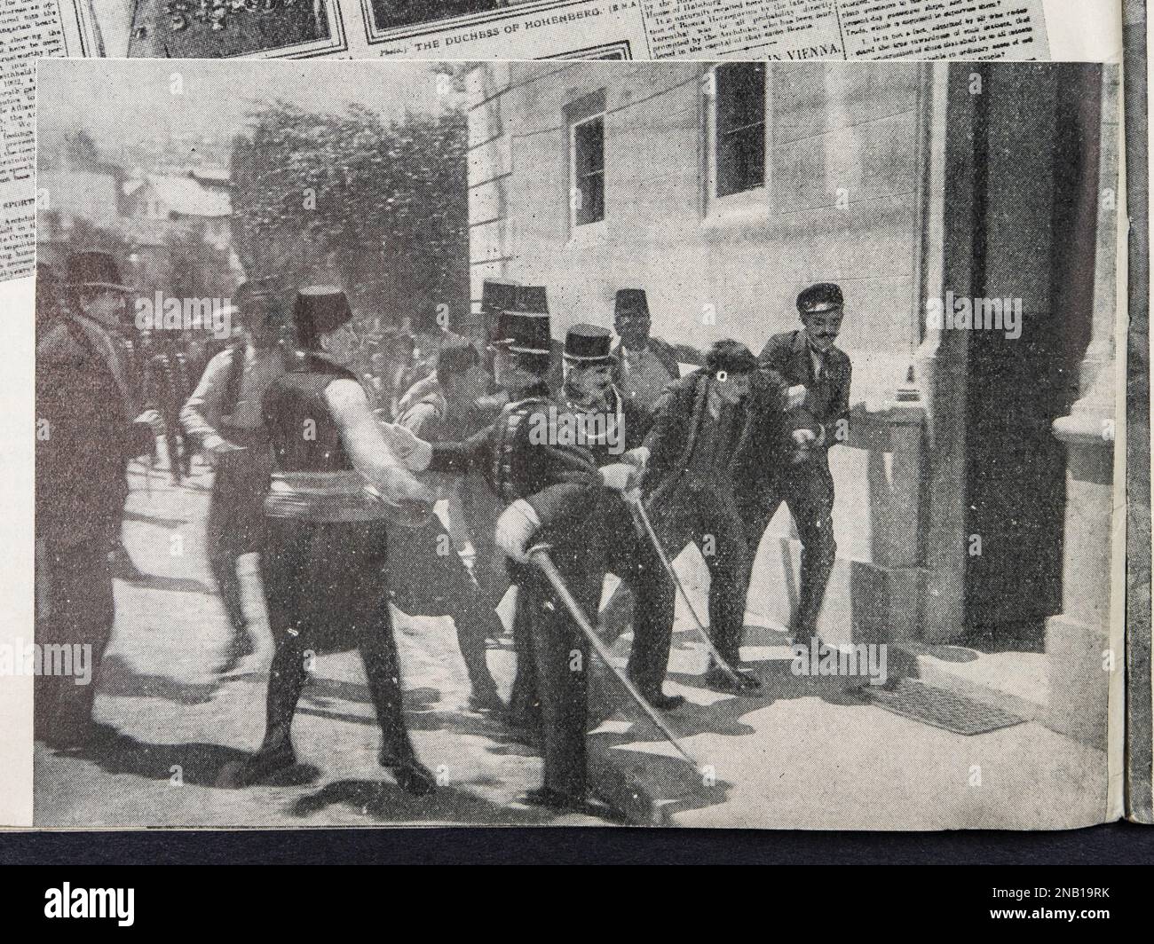 Disegno che mostra l'arresto di Gavrillo Principp dopo l'assassino dell'Arciduca Franz Ferdinand nel 1914 nella guerra mondiale del 1914-1918 Una storia raffigurata (1934). Foto Stock