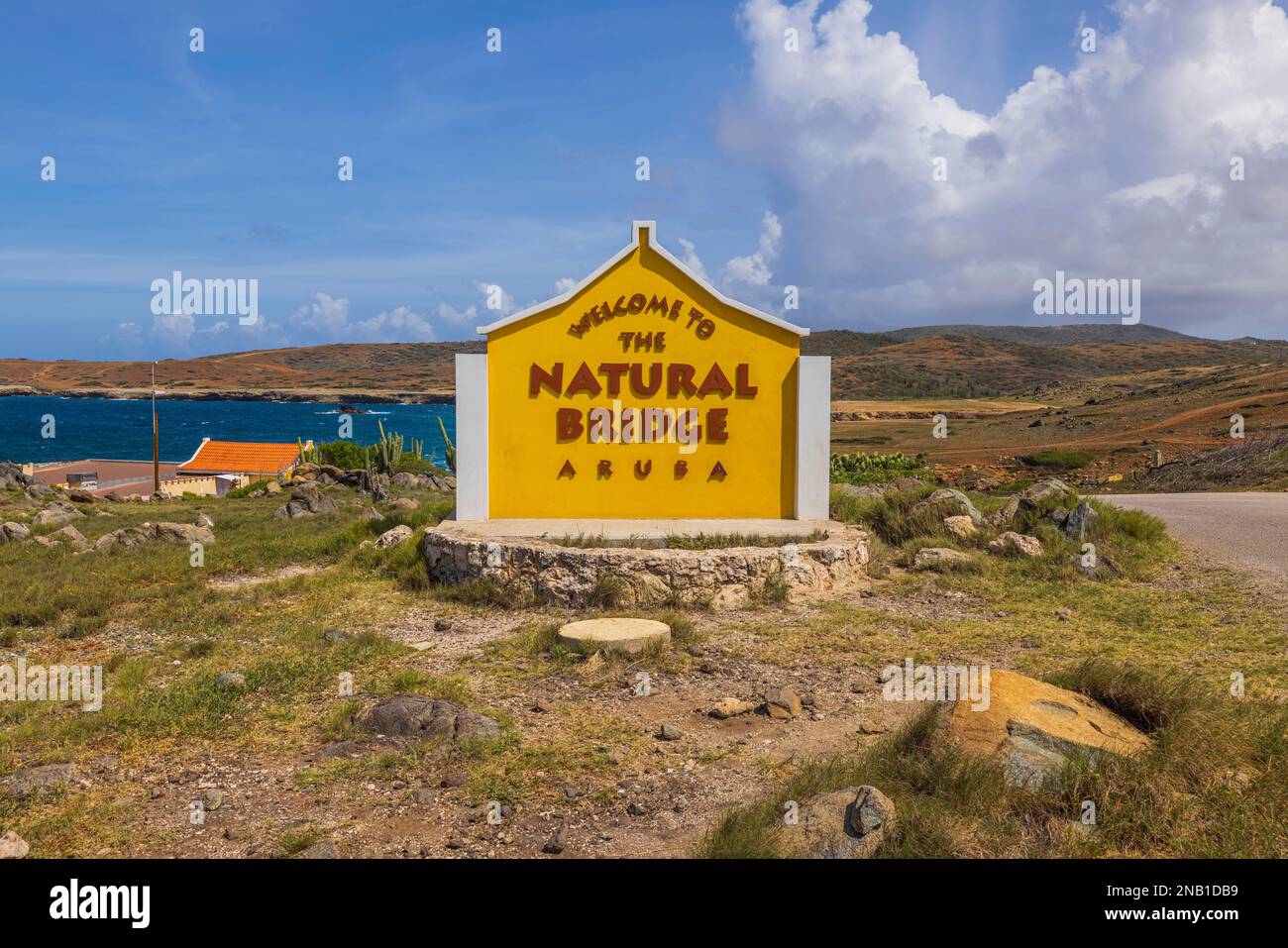 Vista ravvicinata del cartello Natural Bridge of Aruba sullo sfondo del paesaggio naturale. Foto Stock