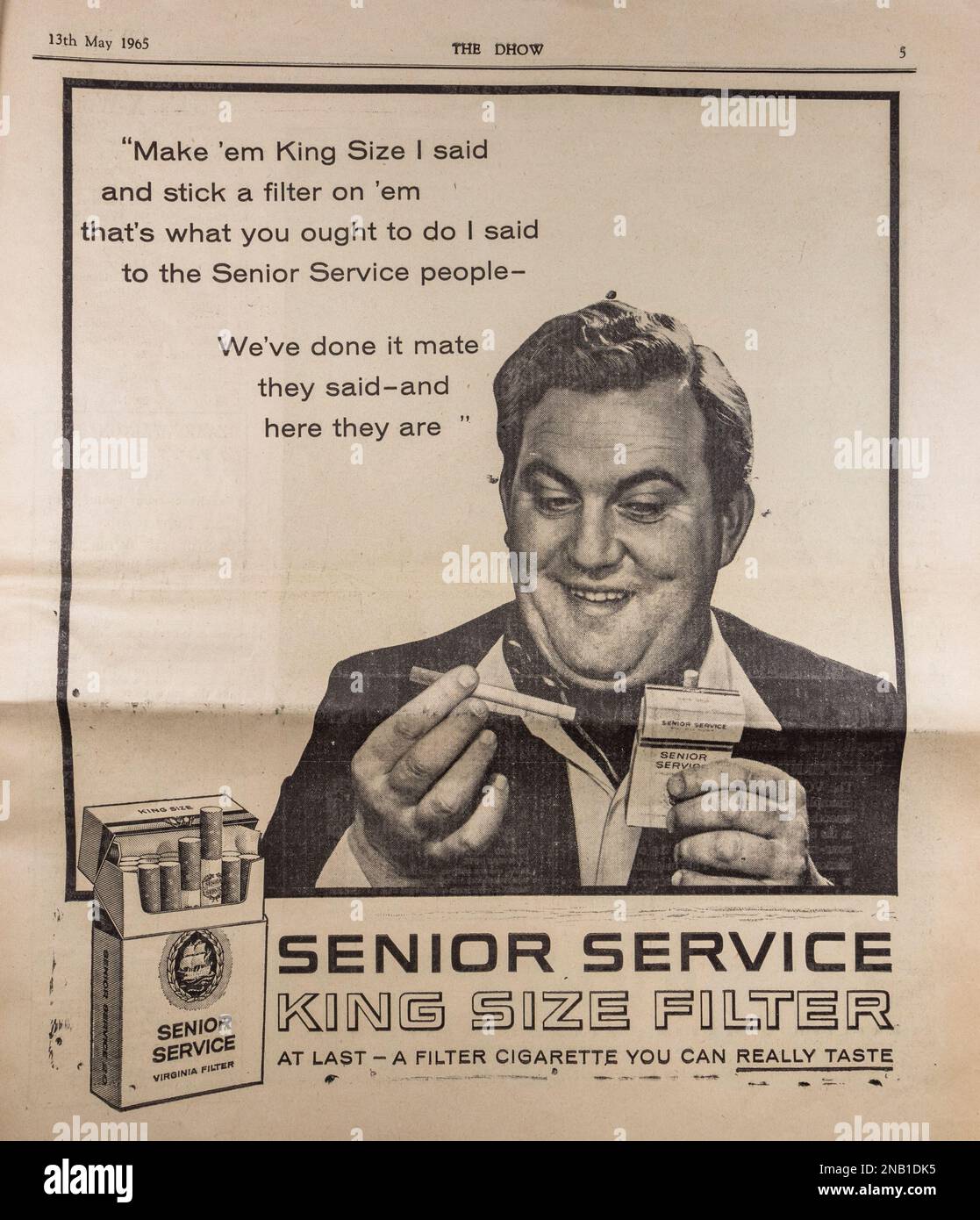 Pubblicità per sigarette di servizio senior con Terry Scott (di 'Terry e giugno') nel giornale 'The Dhow' Combined Forces, Aden Newspaper (13th maggio 1965). Foto Stock