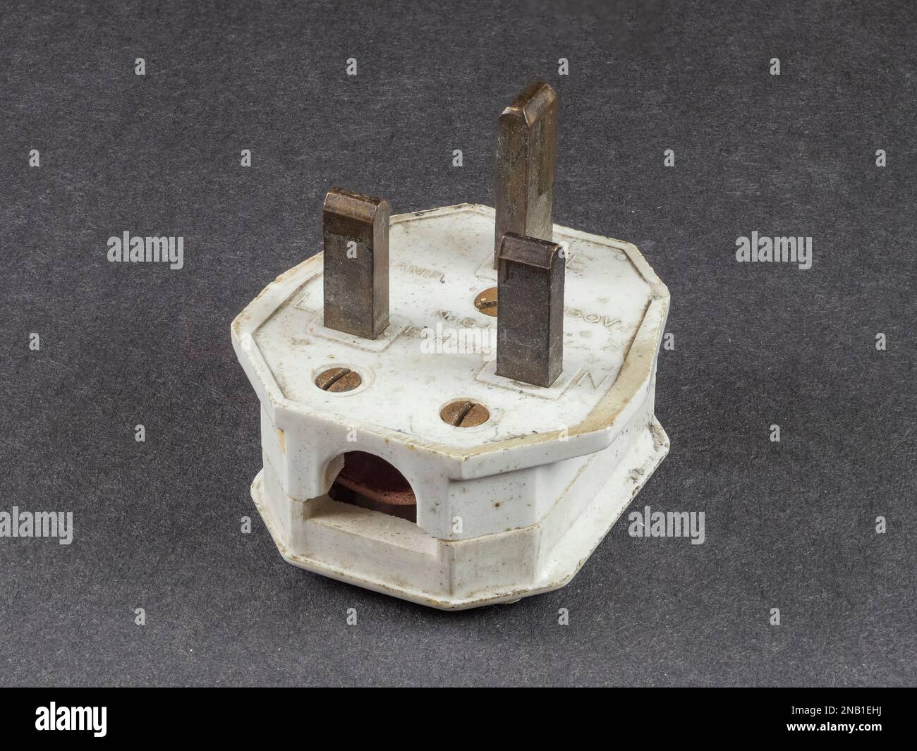 Esempio di una spina di rete inglese a 3 pin precedente al 1984 (dopo il 1984, erano necessari manicotti isolanti sui pin sotto tensione e neutro). Foto Stock