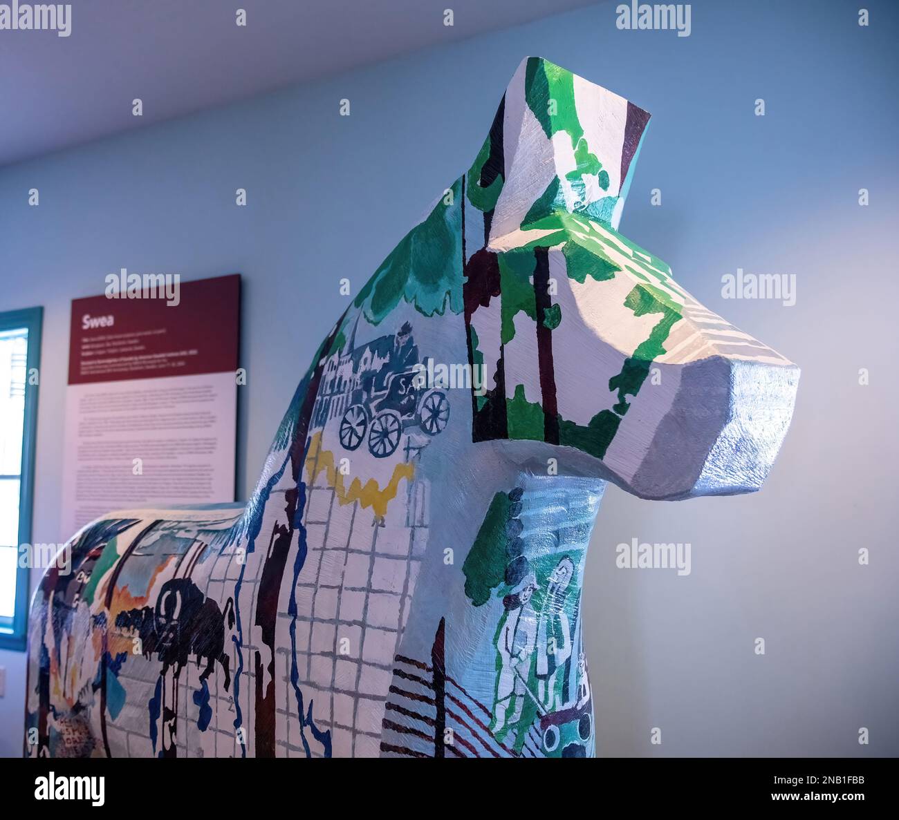 Swea, Dala Horse Sculpture (2004), donata al Gammelgarden Museum dall'American Swedish Institute nel 2022, Scandia, Minnesota USA. Foto Stock