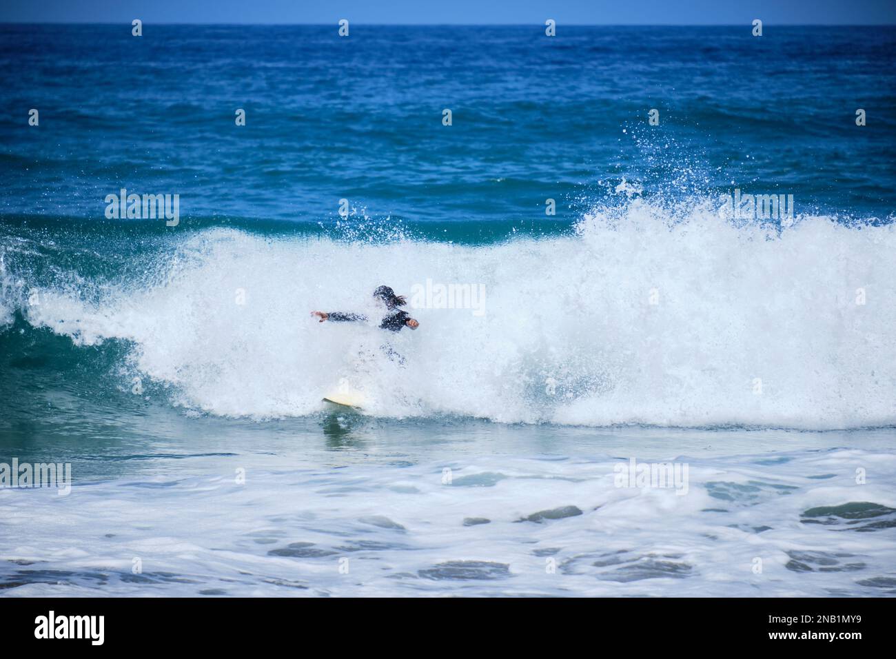 Surfista in azione sulle onde Foto Stock