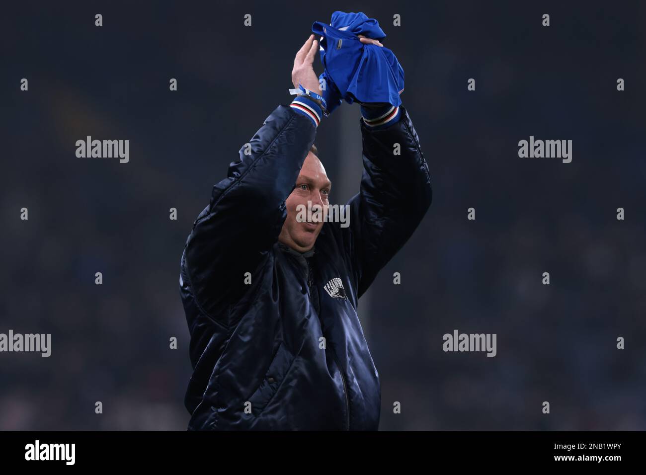 Genova, Italia, 13th febbraio 2023. Ex Crewe Alexandra, Aston Villa, Bari, Juventus, Sampdoria, L'Arsenal, la Foresta di Nottingham e il giocatore inglese David Platt applaude i fan prima della serie A alla partita di Luigi Ferraris, Genova. L'immagine di credito dovrebbe essere: Jonathan Moskrop / Sportimage Foto Stock