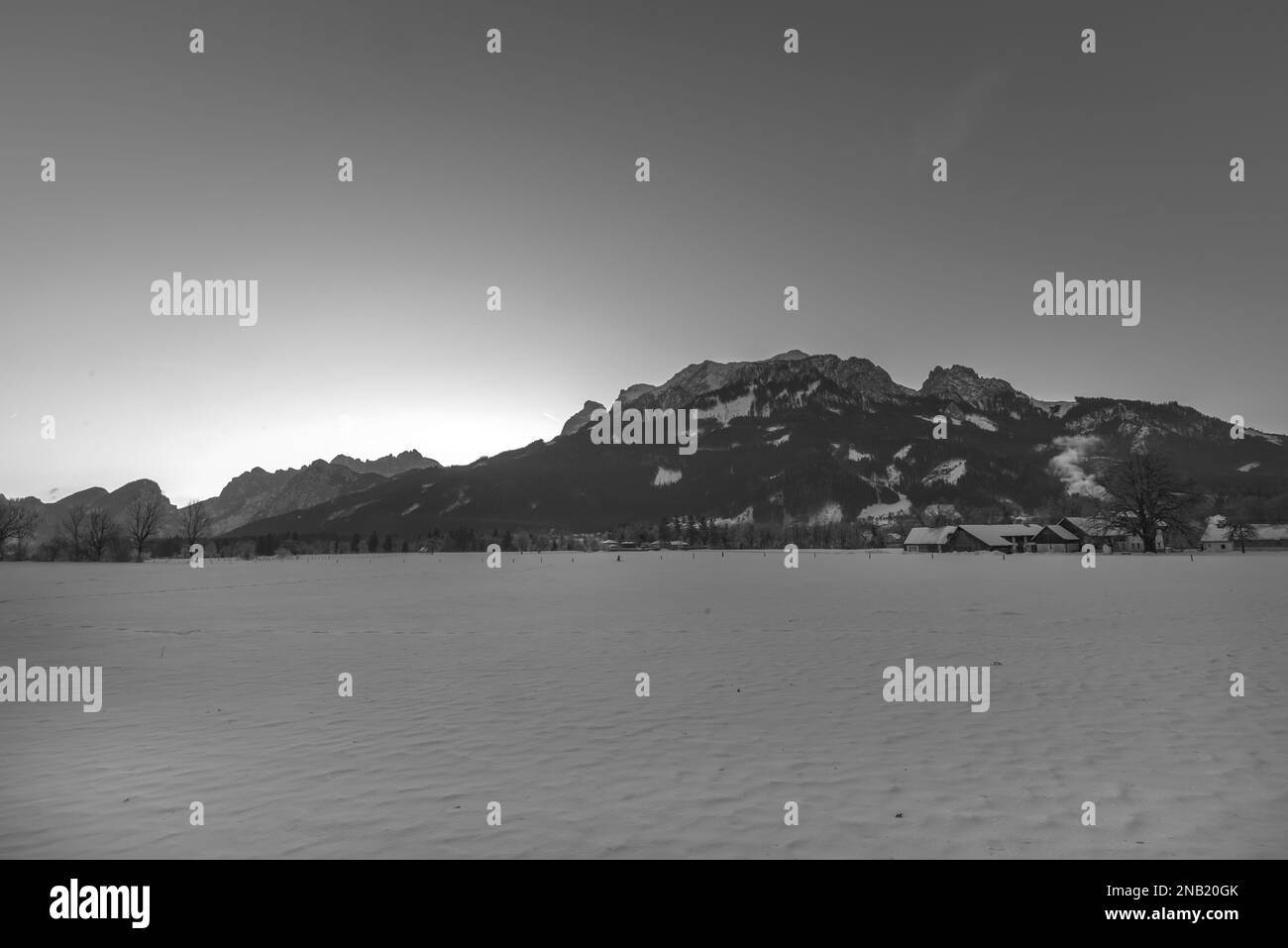 Paesaggio all'alba mattina gelida nella città di Admont in Austria Foto Stock