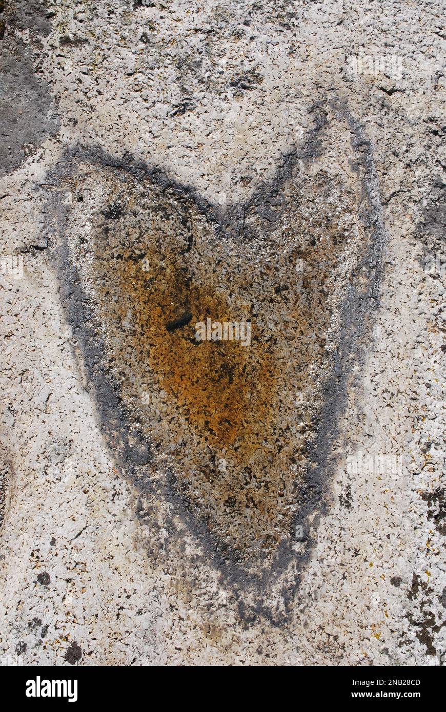 L'acqua ha intagliato un'originale depressione a forma di cuore nella roccia. Texture di sfondo naturale. Verdens Ende , Norvegia. Foto Stock