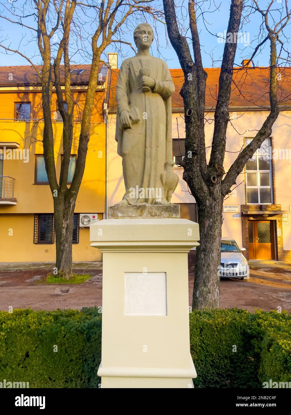 Nitra, Slovacchia -01.29.2023: Statua dell'apostolo Giovanni Evangelista nel centro storico della città. Foto Stock