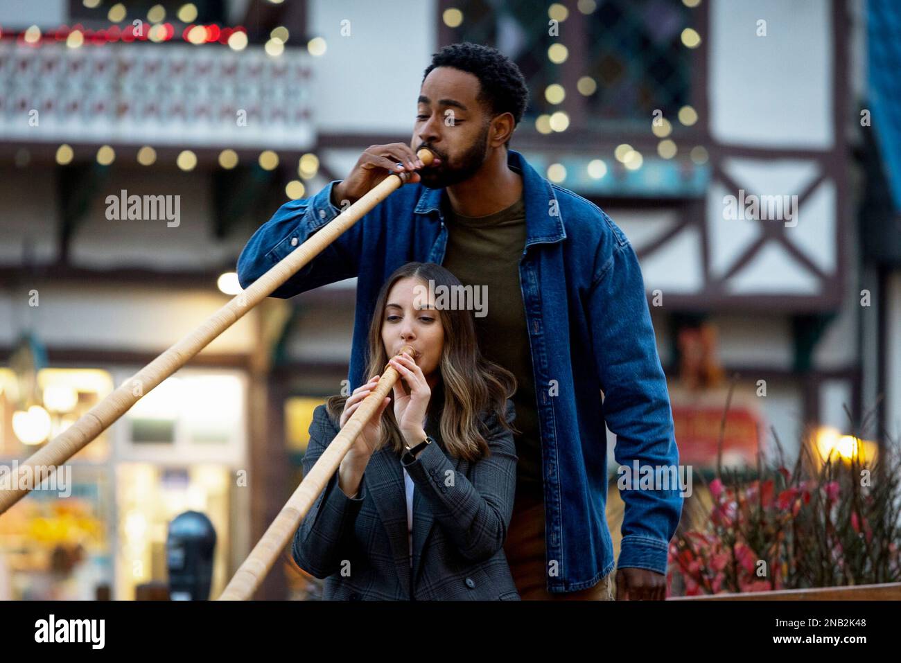 STATI UNITI. Jay Ellis e Alison Brie nel (C)Amazon prime Video nuovo film:  Qualcuno che ho usato conoscere (2023). Trama: In un viaggio nella sua  città natale, Ally lavoratrice ricorda con il