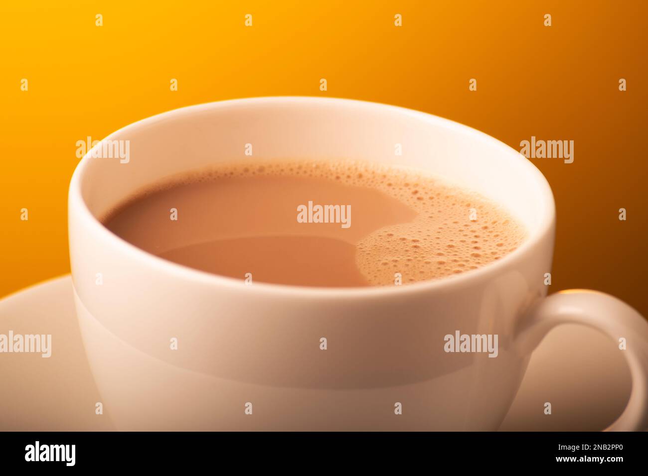 Primo piano di una tazza fresca di tè al latte, chai rinfrescante Foto Stock
