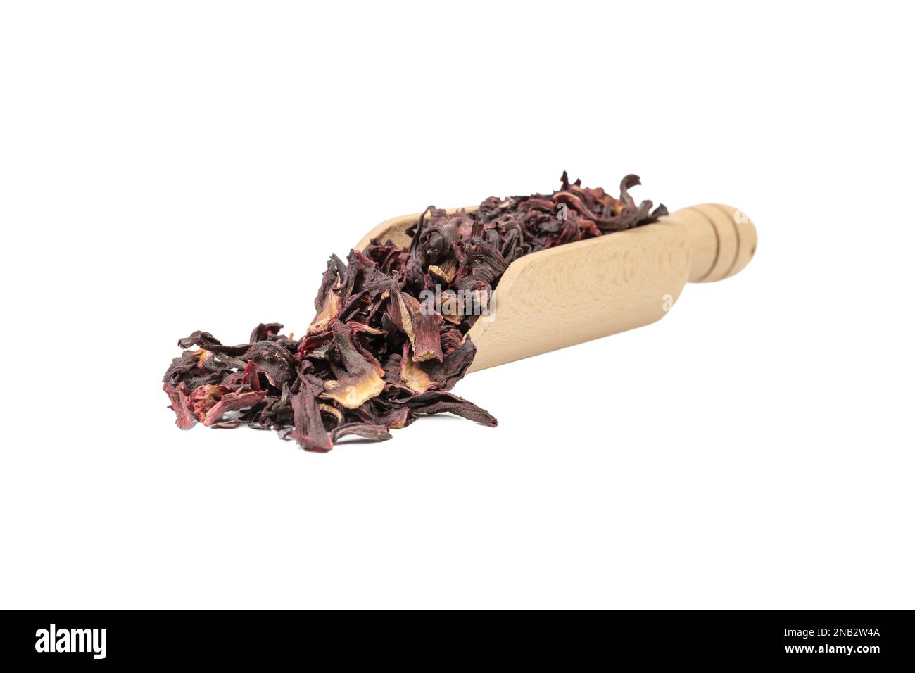 Tè di ibisco secco in paletta di legno isolato su sfondo bianco. erba. tè alle erbe. ingrediente alimentare. Foto Stock
