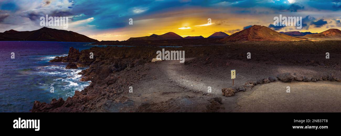 Paesaggio selvaggio di montagne, vulcani e crateri. Paesaggio vulcanico al Parco Nazionale di Timanfaya, Isola di Lanzarote, Isole Canarie, Spagna. Foto Stock