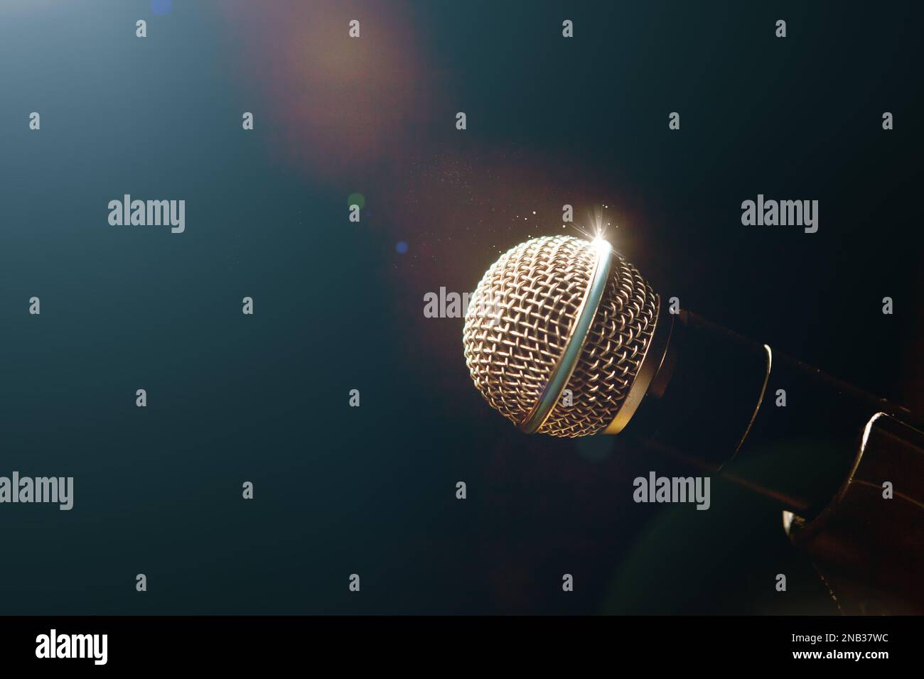 Musica di sottofondo dal vivo.microfono e luci del palco.Concept di concerti e musica. Foto Stock