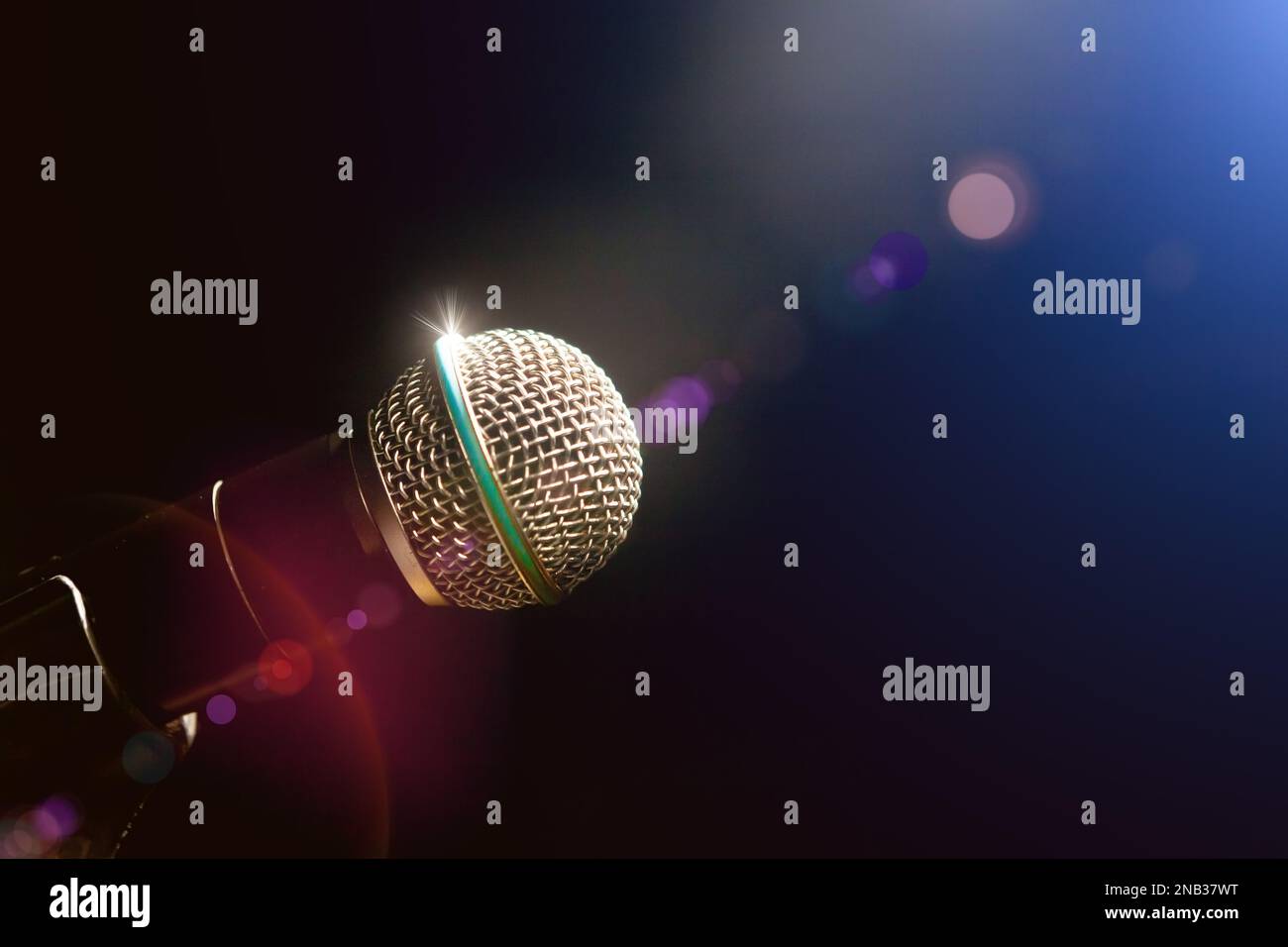 Musica di sottofondo dal vivo.microfono e luci del palco.Concept di concerti e musica. Foto Stock