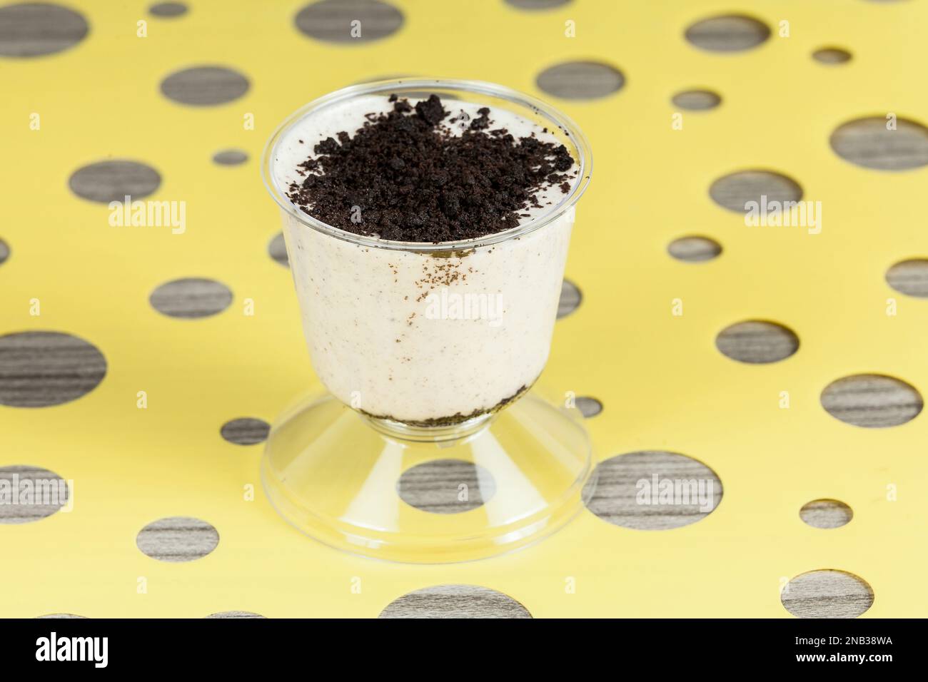 Gustoso dessert di latte fatto con biscotti neri. Foto Stock