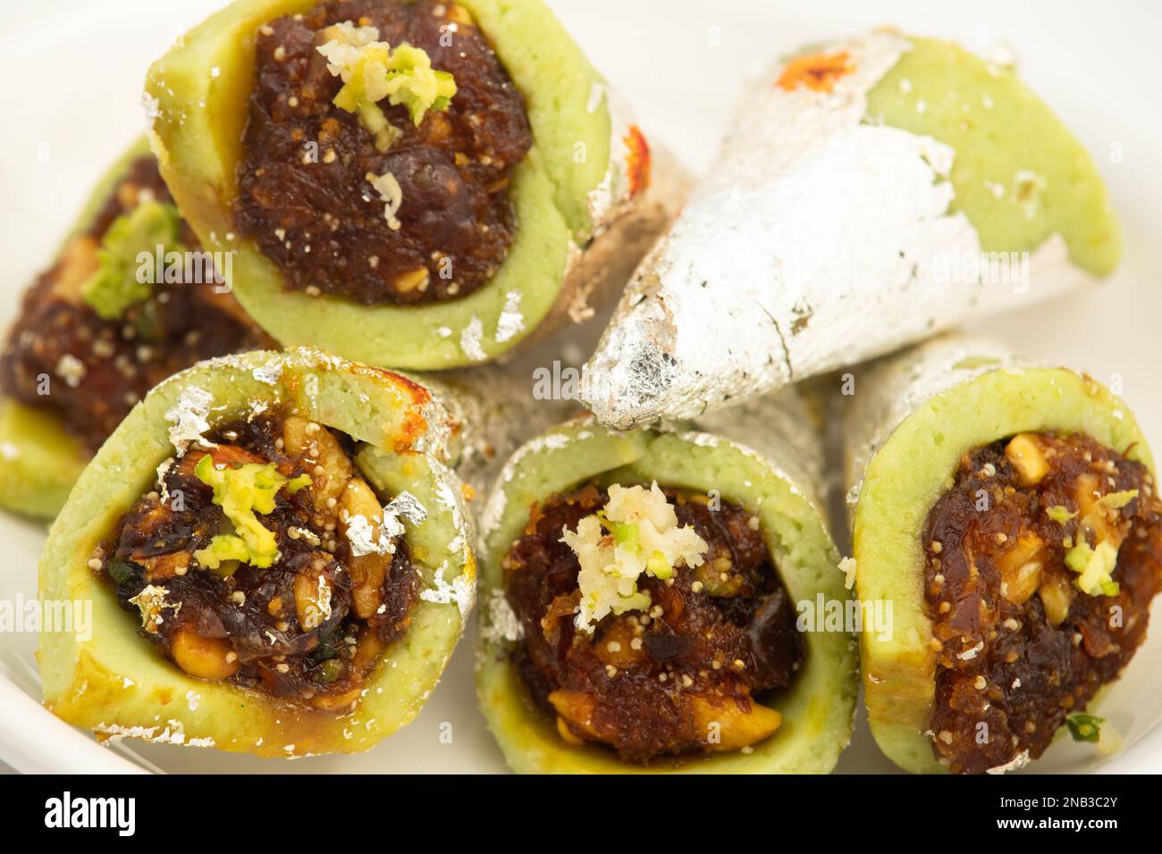 Kaju Gulkand Paan o Kajoo Katli frutta secca Pan è basato su Cashew Betel foglia a forma di dolce indiano Mithai goduto su Holi, Diwali, Rakshabandhan, Janmashta Foto Stock