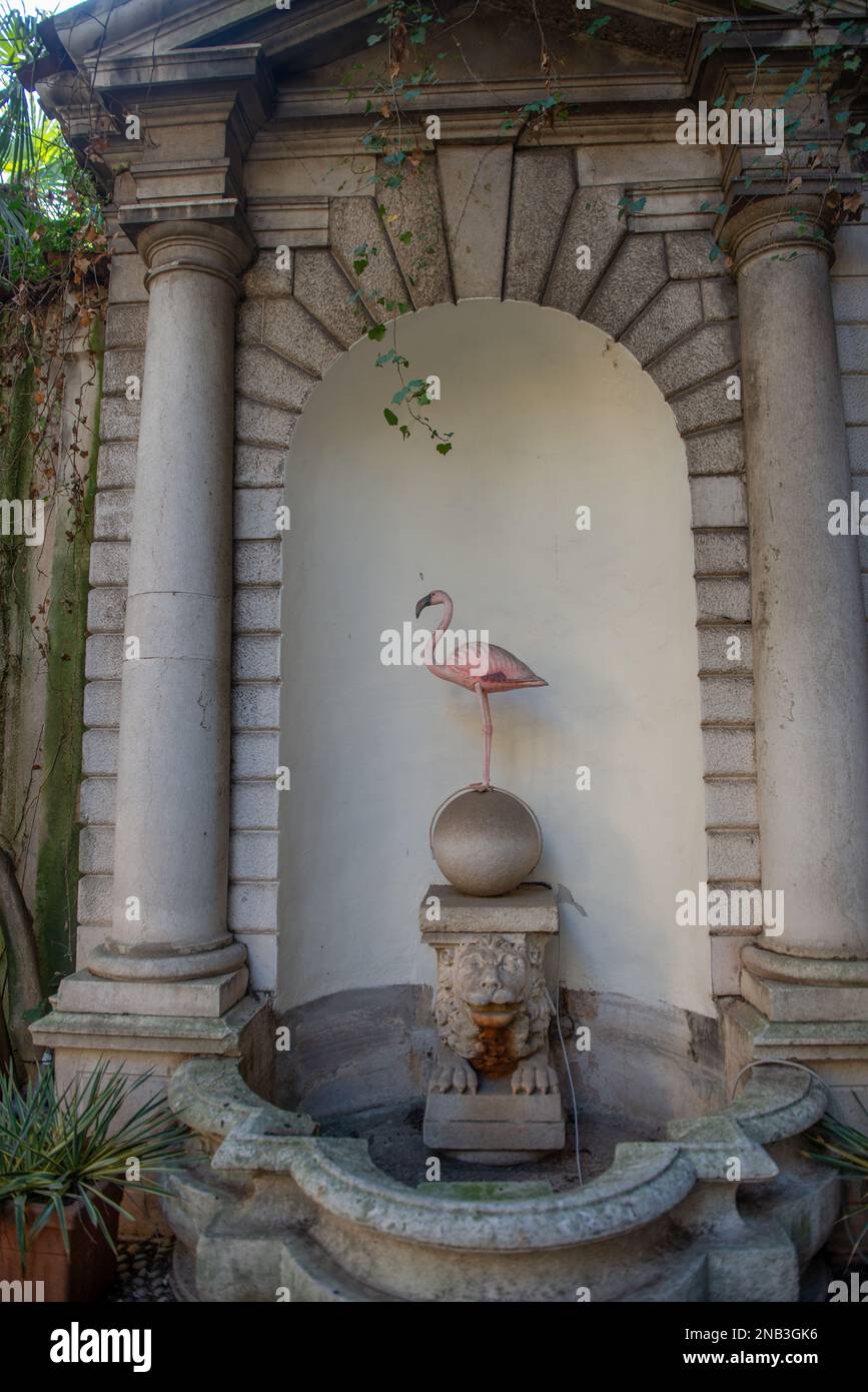Italia, Brescia - 12 febbraio 2023 :scultura di fenicottero rosa in omaggio agli animali in via di estinzione Foto Stock