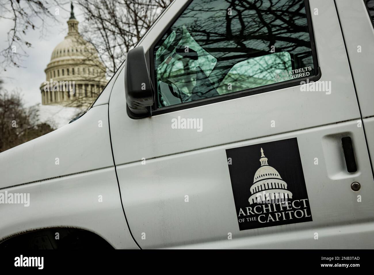 Washington, Stati Uniti. 13th Feb, 2023. Un architetto del veicolo del Campidoglio è visto con la cupola del Campidoglio sullo sfondo di Capitol Hill a Washington, DC, il 13 febbraio 2023. Il presidente Biden ha licenziato l'architetto del Campidoglio Brett Blanton, che è stato nominato dall'ex presidente Trump, poche ore dopo che il presidente della Camera Kevin McCarthy ha chiesto le sue dimissioni a seguito di un rapporto generale dell'ispettore che ha trovato numerose violazioni legali, etiche e amministrative. (Foto di Samuel Corum/Sipa USA) Credit: Sipa USA/Alamy Live News Foto Stock