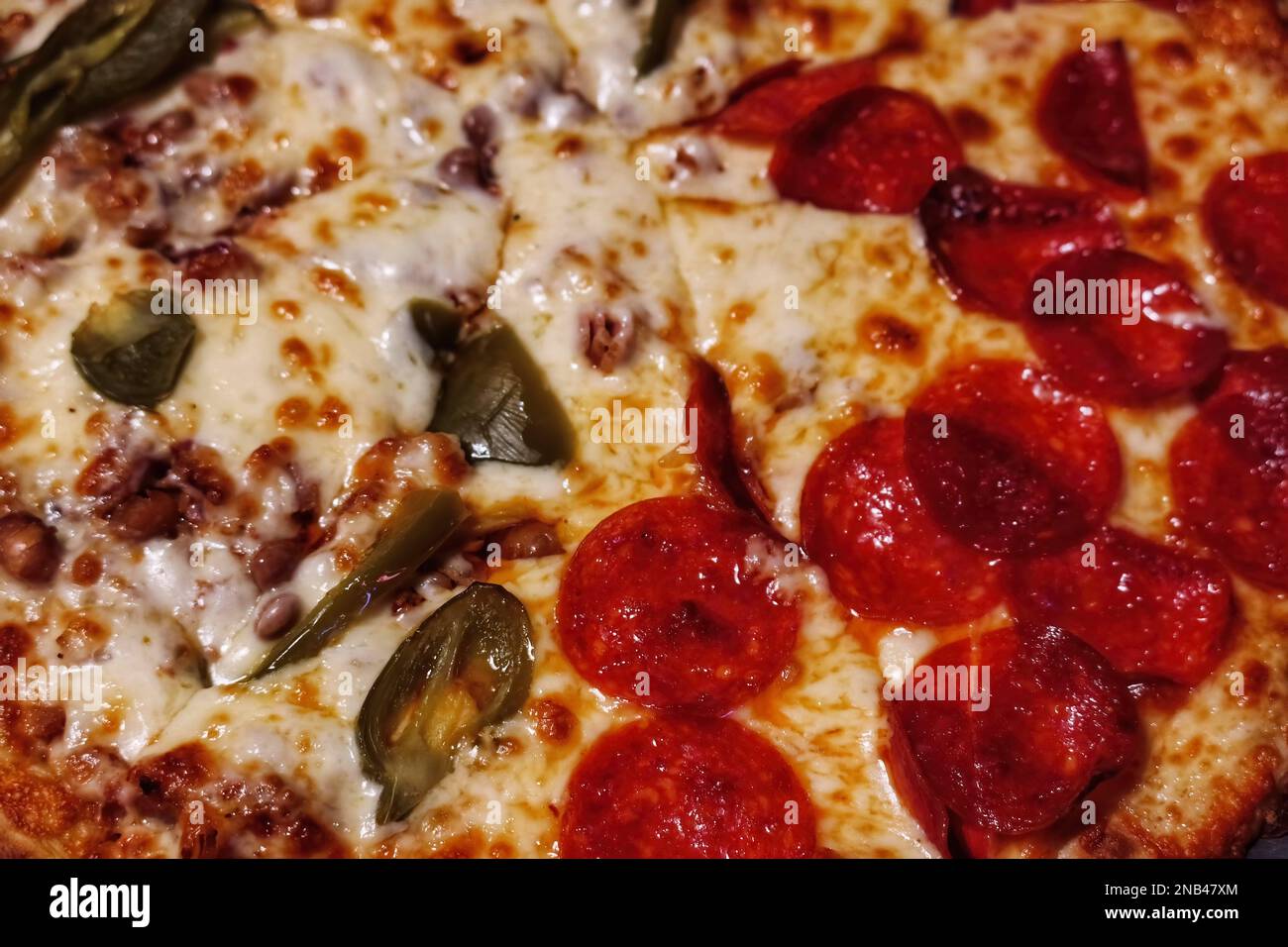 Un Pepperoni e pizza messicana con peperoncino verde nel ristorante Foto Stock