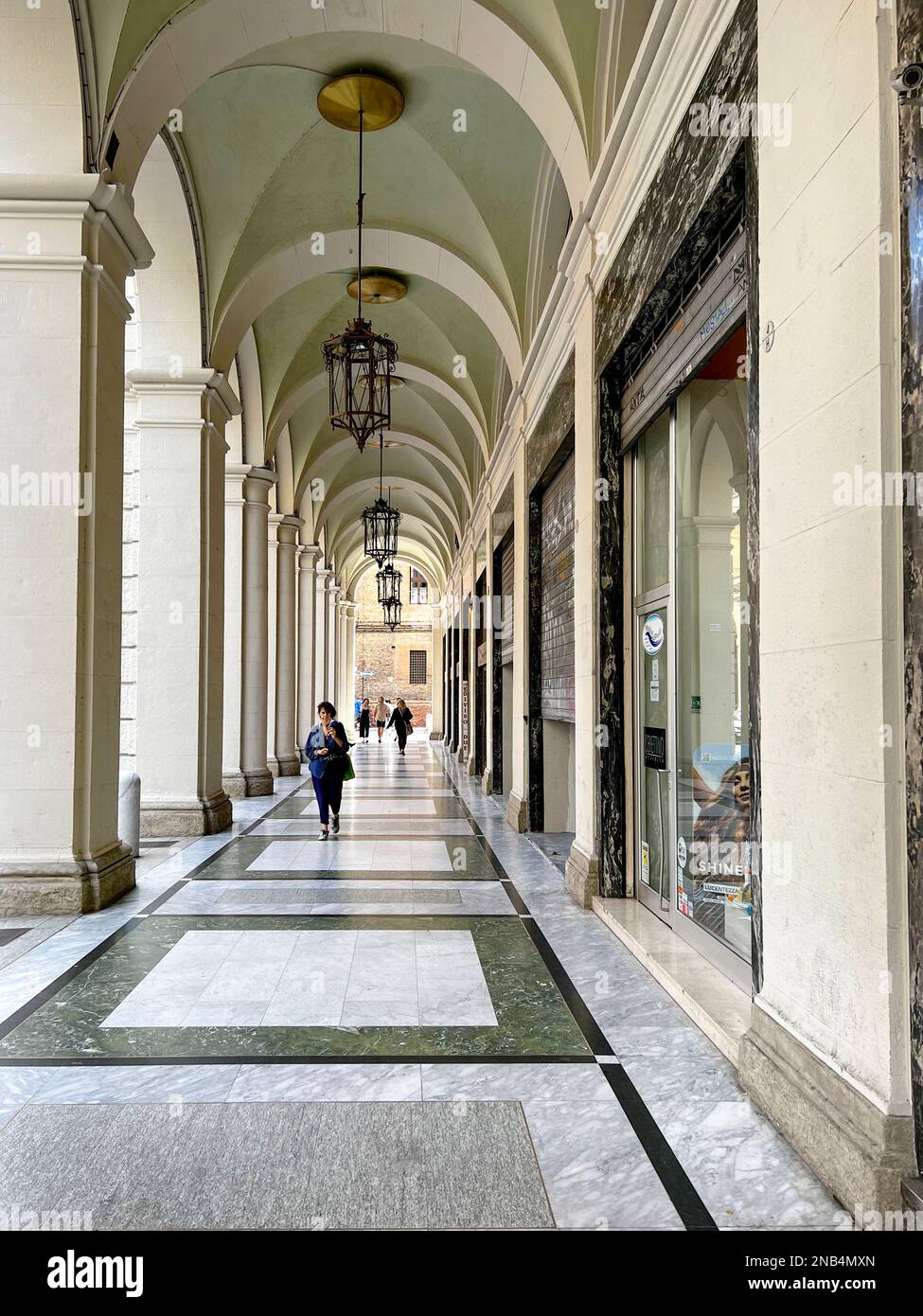 Un portico lungo via Ugo Bassi a Bologna. Nessun'altra città al mondo ha tanti portici come Bologna. Un'importante cultura e architettura Foto Stock