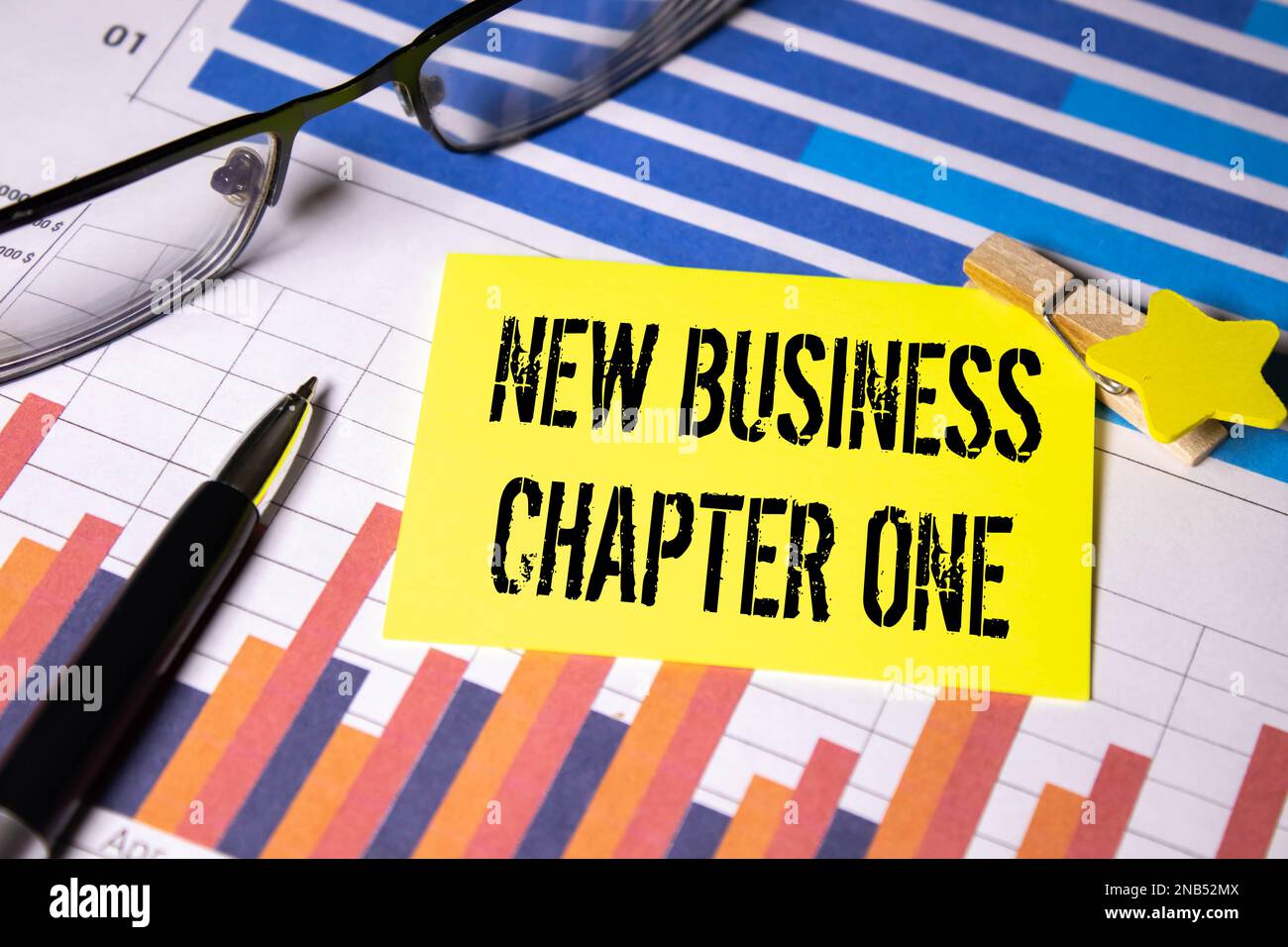 grafici economici e l'iscrizione nuovo business capitolo uno. Foto Stock