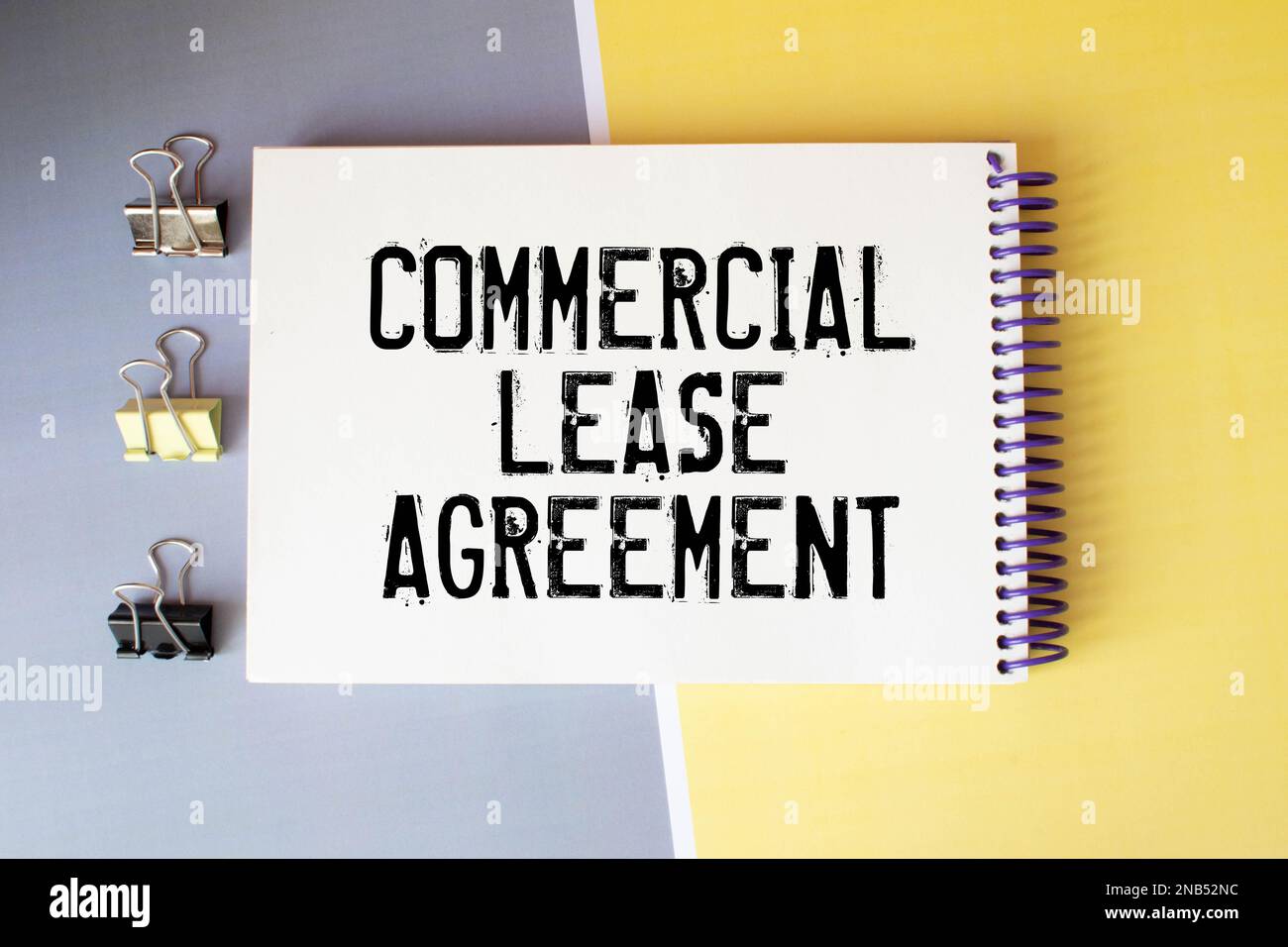 Calligrafia testo scrittura commerciale Lease. Concetto che significa contratto tra un proprietario e un inquilino di proprietà commerciale. Testo commerciale del contratto di locazione scritto Foto Stock