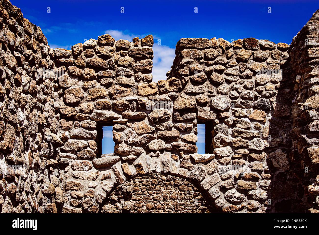 Porta di un castello medievale rovina con scappatoie Foto Stock