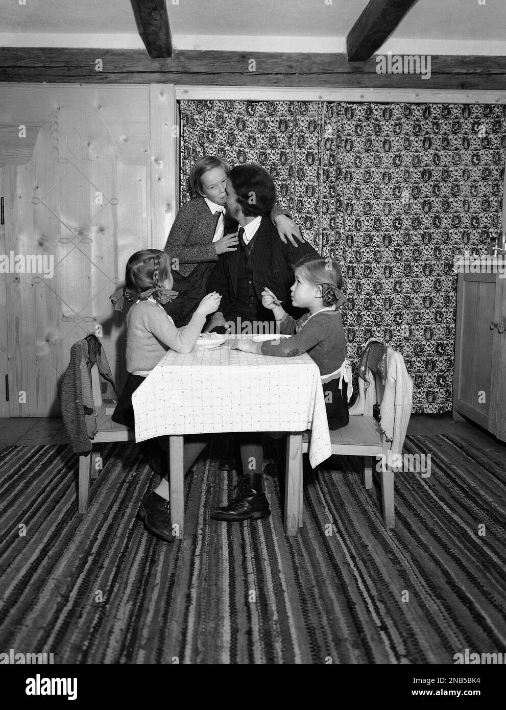 Anton Preisinger, father of five children, was chosen in Oberammergau, Germany Nov. 8, 1949, to play the role of "Christ" in 1950. He is with his wife and daughters, Renate and Irmgard after his election for his role. (AP Photo/Heinrich Sanden) Foto Stock