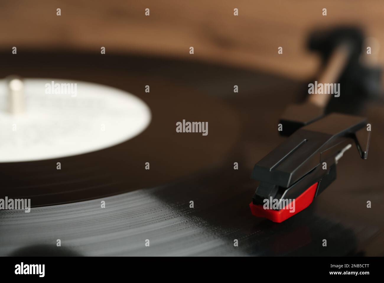 Disco in vinile sul giradischi su sfondo sfocato, primo piano Foto Stock