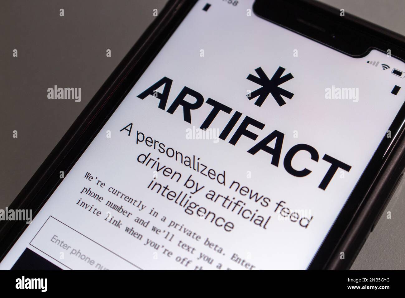 Sito web di Artift (artefact.news), app di news feed personalizzati basata sull'intelligenza artificiale di Kevin Systrom e Mike Krieger, co-fondatori di Instagram, in iPhone. Foto Stock