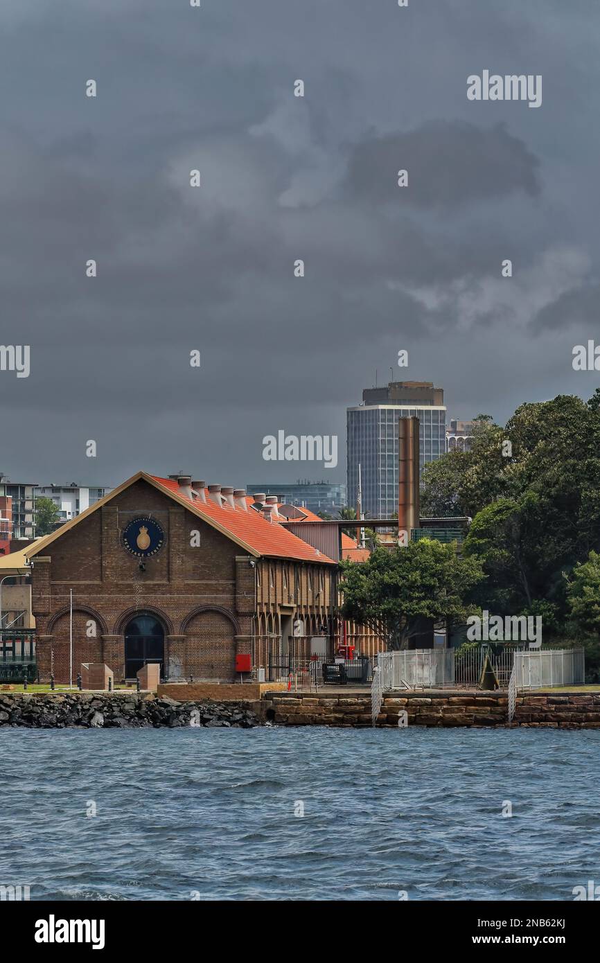 493 gli edifici del Royal Australian Navy Heritage Center visti da nord dal traghetto diretto a Manly. Sydney-Australia. Foto Stock