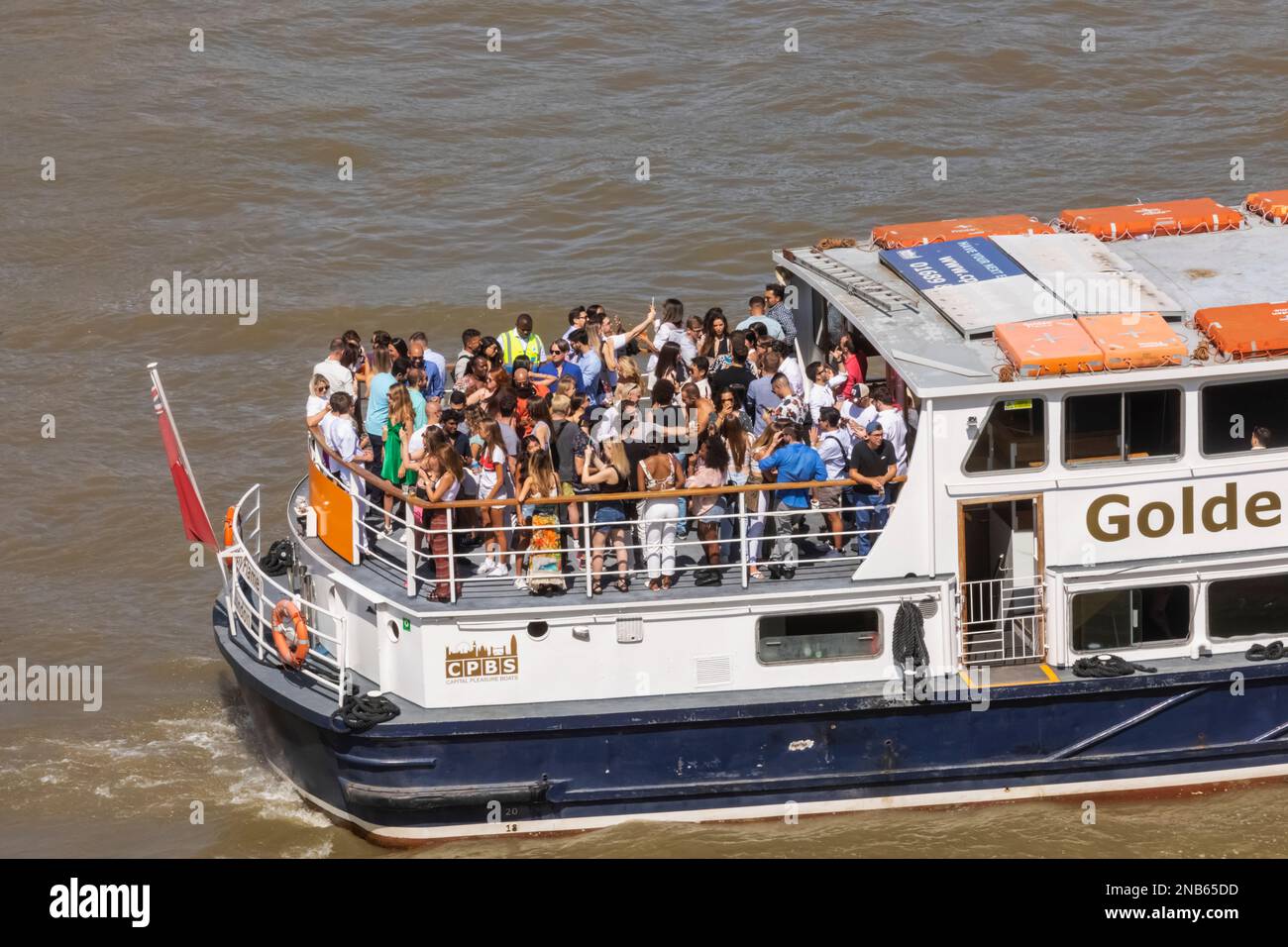 Inghilterra, Londra, una grande folla di persone che hanno fatto festa su Tour Boat sul Tamigi Foto Stock