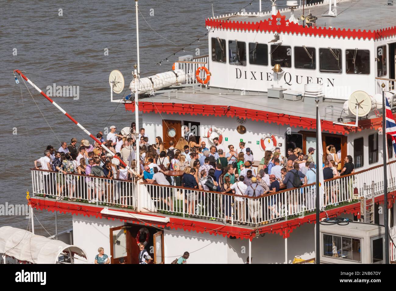 Inghilterra, Londra, una grande folla di persone che hanno fatto festa su Tour Boat sul Tamigi Foto Stock