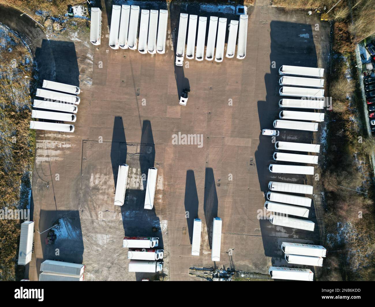 Ripresa aerea di HGV semi Trailer Park Parcheggio logistico aziendale. Foto Stock