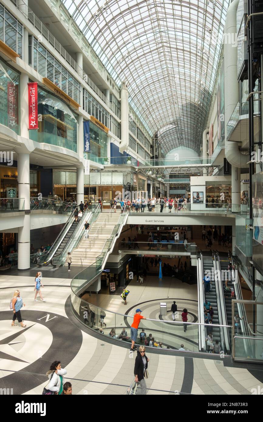 L'Eaton Centre è un famoso centro commerciale di Toronto e un'attrazione turistica di riferimento Foto Stock