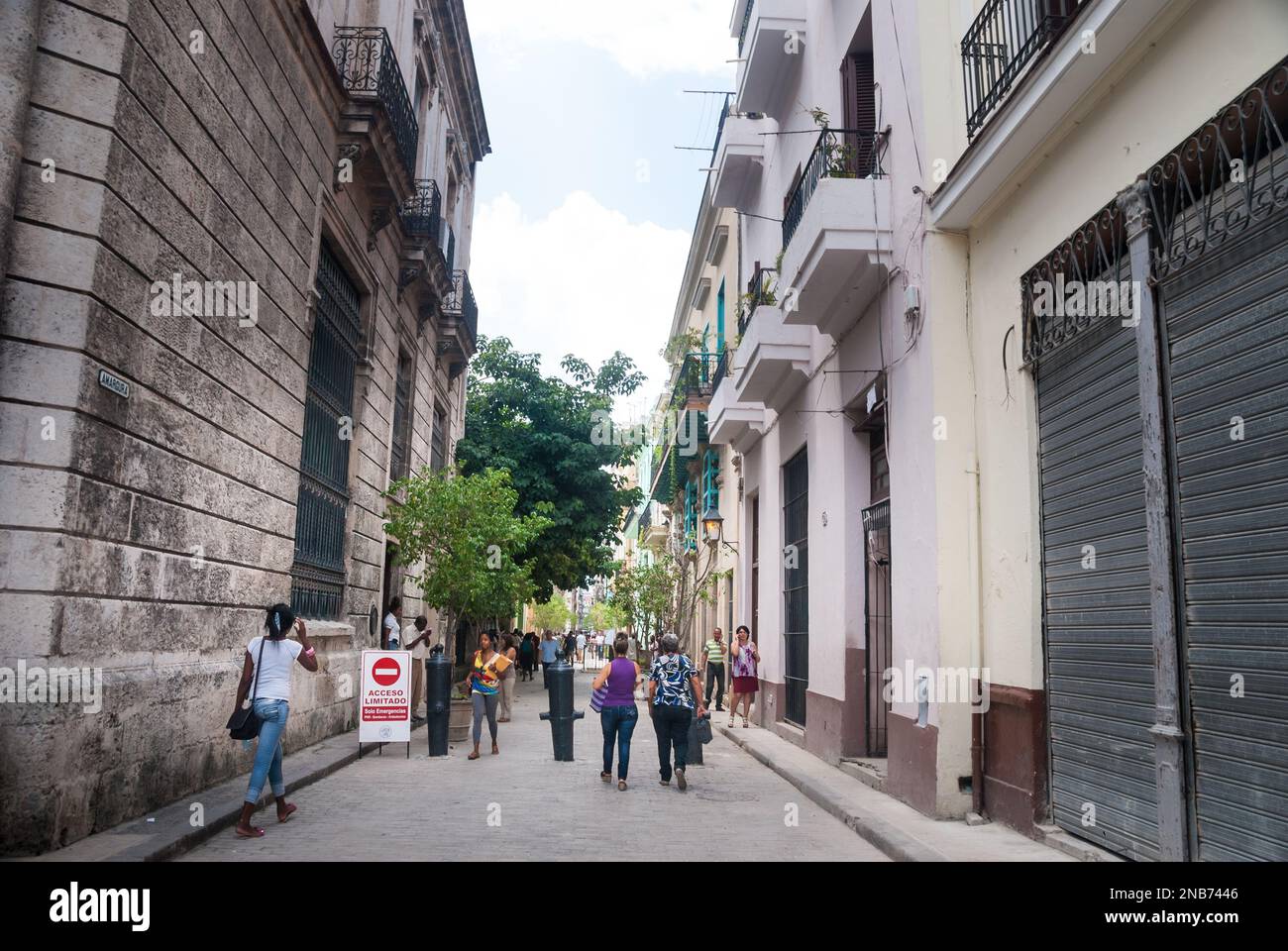 Una scena di strada del centro nella parte vecchia del centro di Havana Cuba con turisti e locali ad ammirare gli edifici coloniali restaurati e le stradine strette. Foto Stock