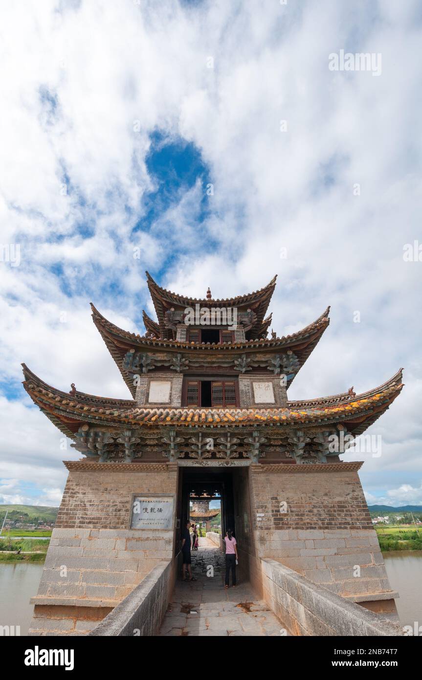 Lo storico Twin Dragon Bridge, con padiglioni elaborati e 17 archi, è una popolare destinazione turistica vicino a Jianshui, nella provincia cinese dello Yunnan Foto Stock