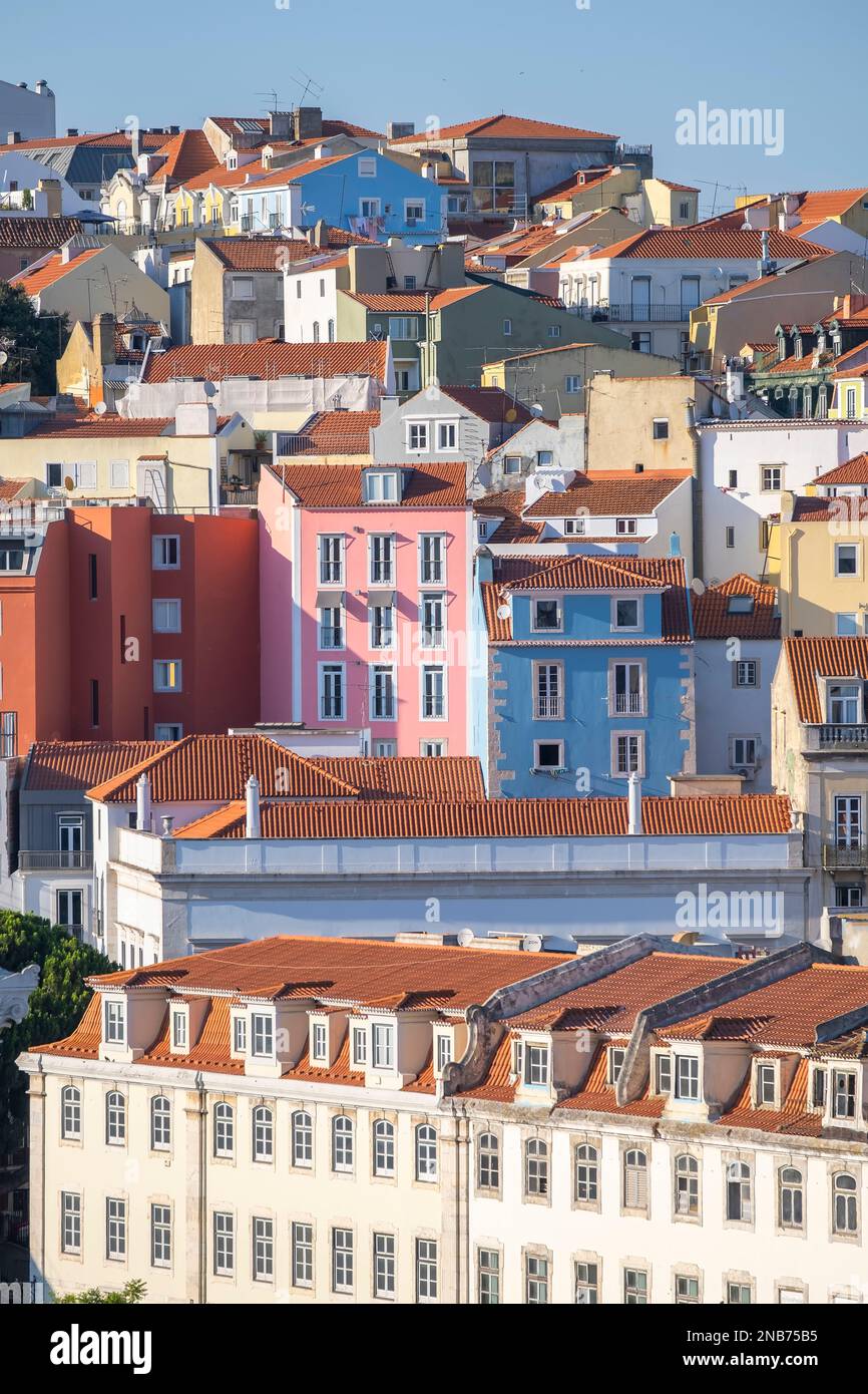 Tipiche case colorate del quartiere di alfama a Lisbona, portogallo, skyline di lisbona, verticale Foto Stock