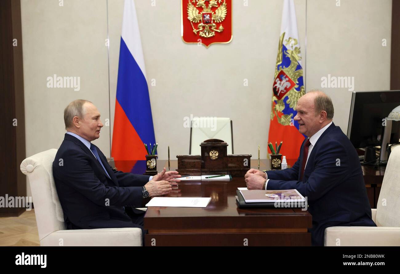 Mosca, Russia. 13th Feb, 2023. Il presidente russo Vladimir Putin tiene un incontro faccia a faccia con il leader del partito comunista Gennady Zyuganov, a destra, nella residenza presidenziale ufficiale di Novo-Ogaryovo, 13 febbraio 2023 fuori Mosca, Russia. Credit: Mikhail Metzel/Kremlin Pool/Alamy Live News Foto Stock