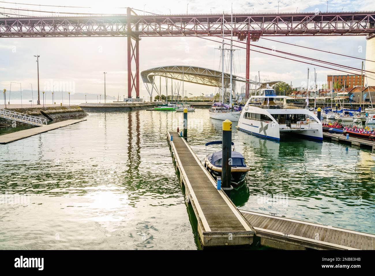 Lisbona, Portogallo, 26 ottobre 2016: Il porto di Doca de Santo Amaro o Santo Amaro è un porto turistico e un gruppo di ristoranti sul fiume Tago a Lisbona, Portogallo Foto Stock