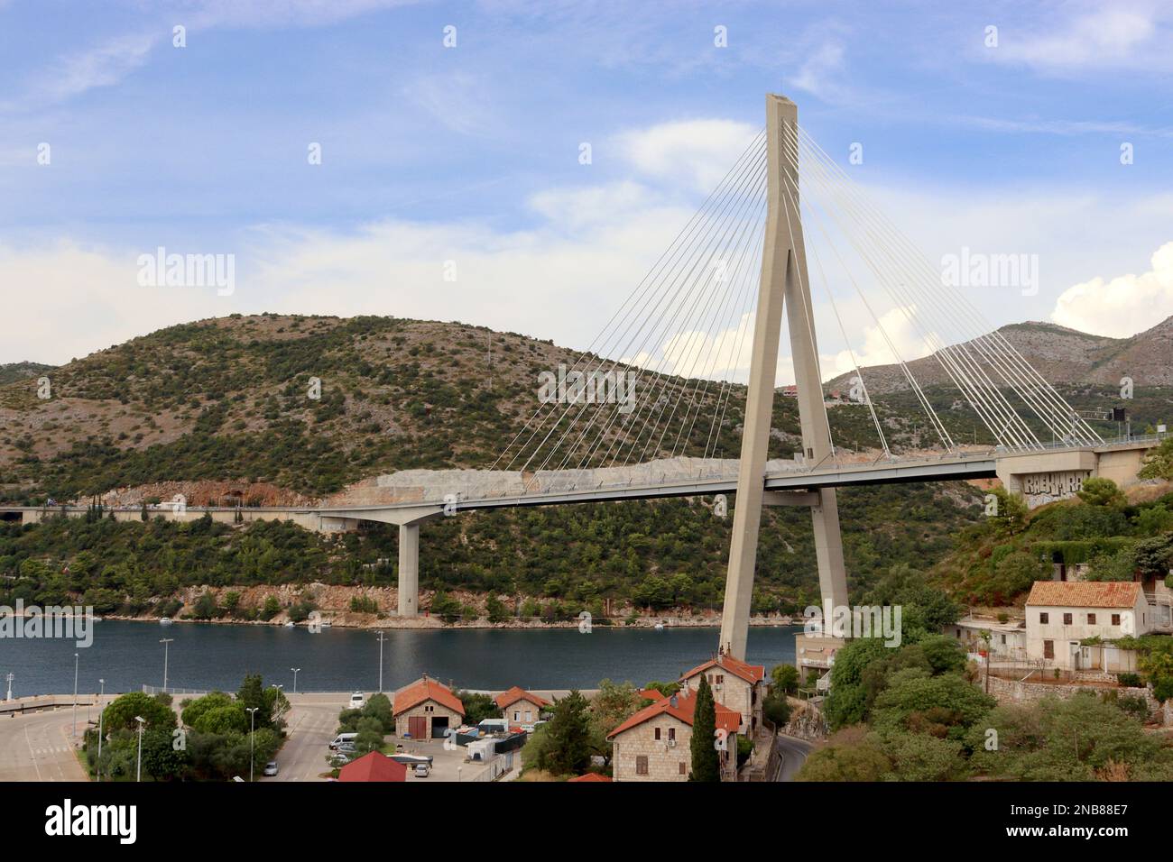 Il ponte Franjo Tuđman, lungo 518 metri e alto oltre 140 metri, che attraversa il fiume Ombla, a nord di Dubrovnik, Croazia 2022 settembre. Foto Stock