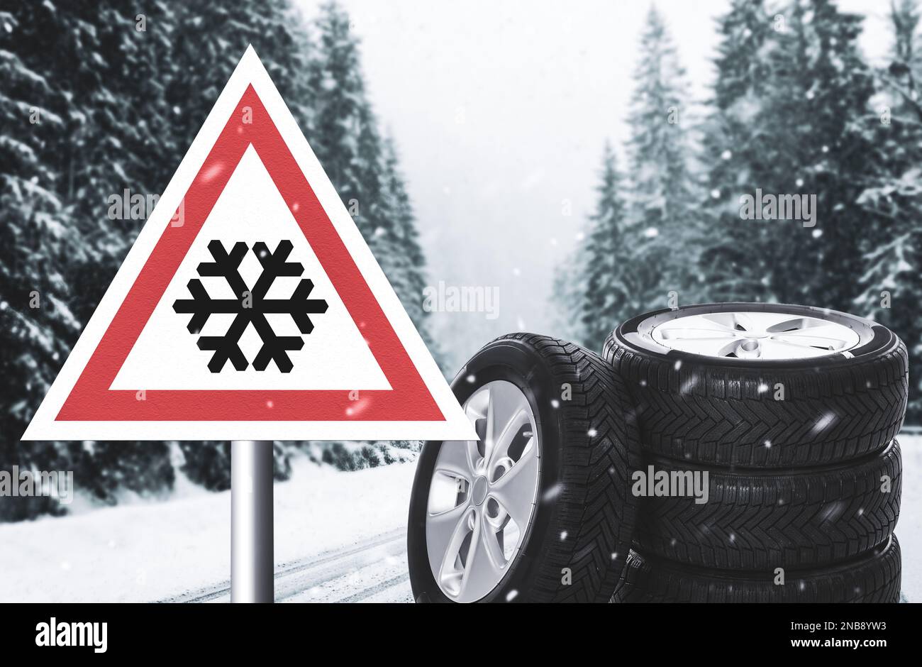 Set di ruote con pneumatici invernali e segnaletica stradale all'aperto Foto Stock